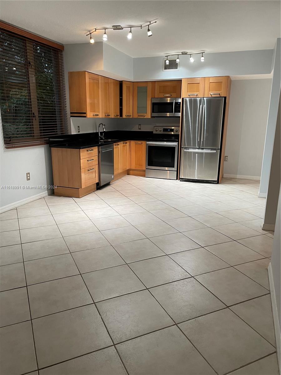 DIXIE GROVE RESIDENCES CO - Residential Lease