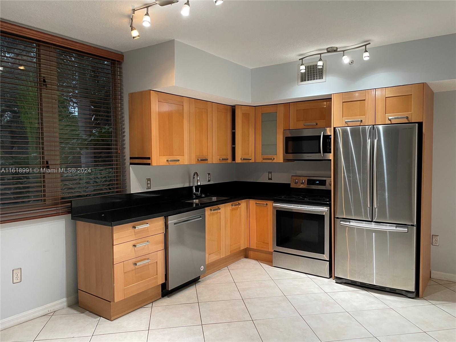 DIXIE GROVE RESIDENCES CO - Residential Lease
