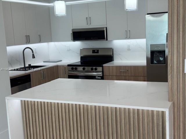 1210 Biscayne Cove unit, completely renovated and brand new! This unit has never been used since its remodel. It features two spacious bedrooms and two bathrooms, along with new porcelain floors and LED lighting throughout. The ultramodern kitchen and bathrooms are a highlight. The building is full of amenities and overlooks one of the Intracoastal lakes.
Please note that the complex's exterior is currently being remodeled, with an expected completion soon. There may be some construction noise from Monday to Friday, between 9 a.m. and 4 p.m.