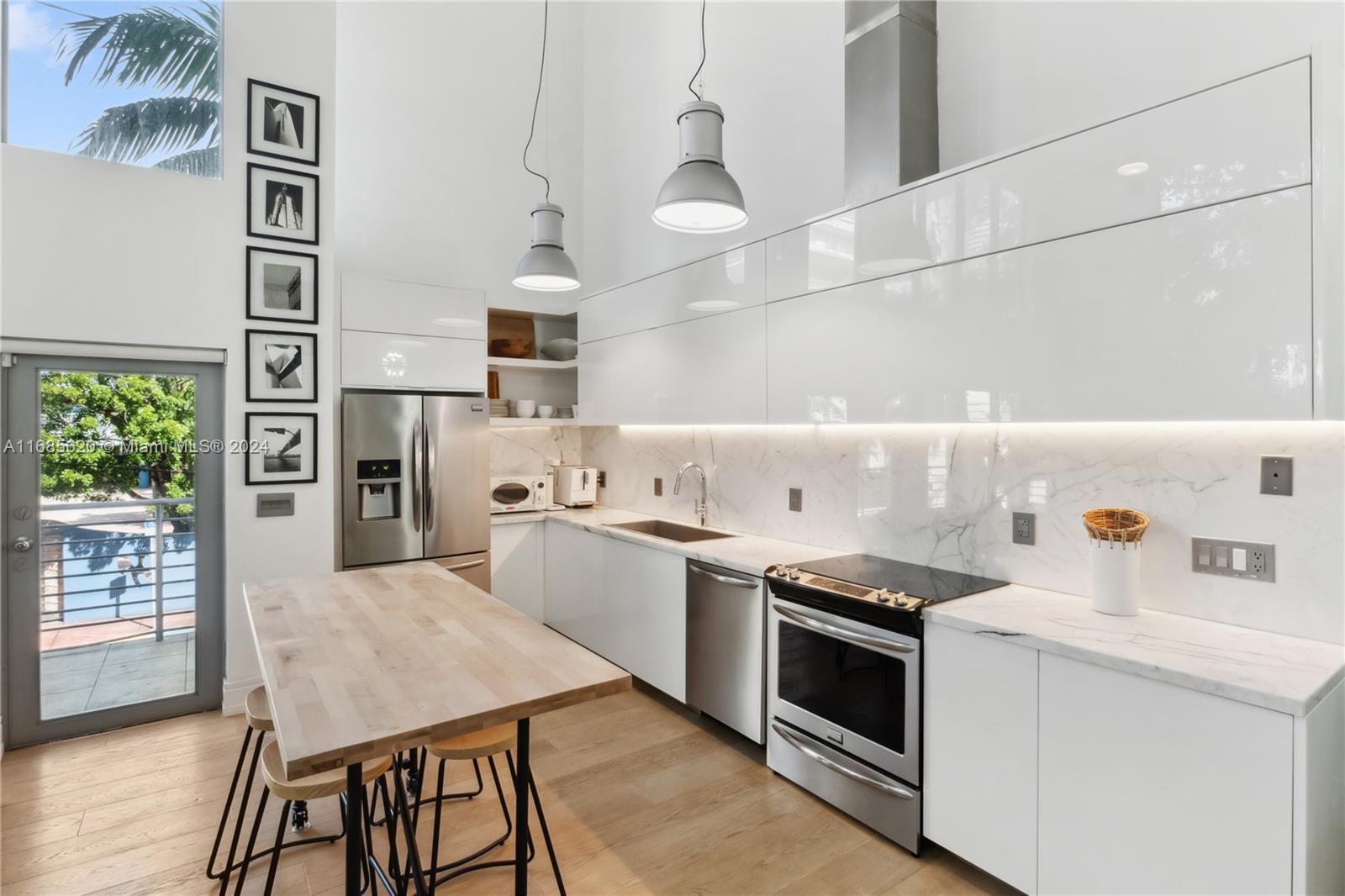 THE MANHATTAN CONDO - Residential