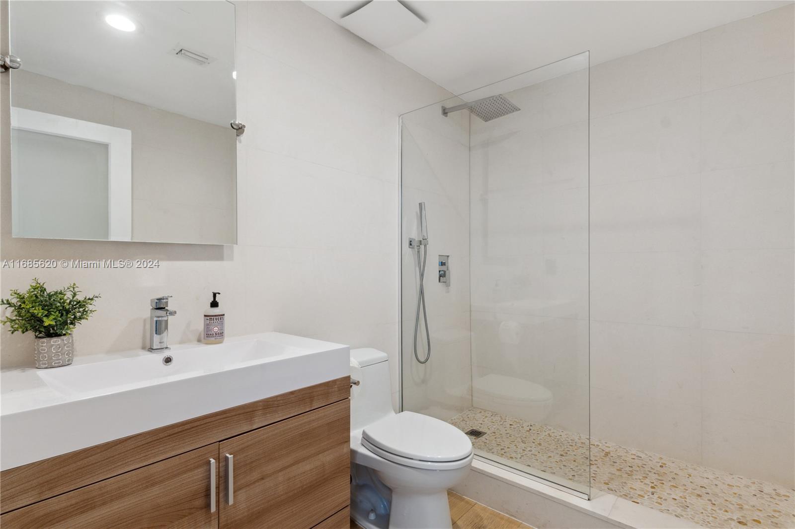 THE MANHATTAN CONDO - Residential