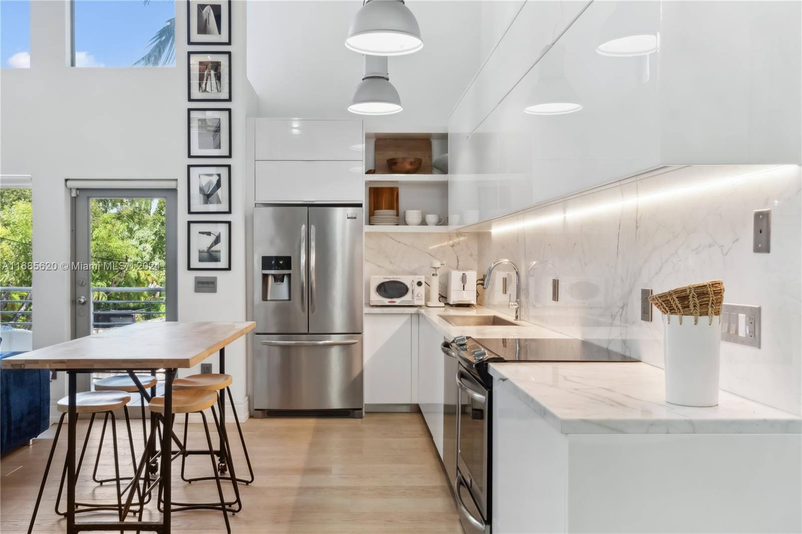 THE MANHATTAN CONDO - Residential