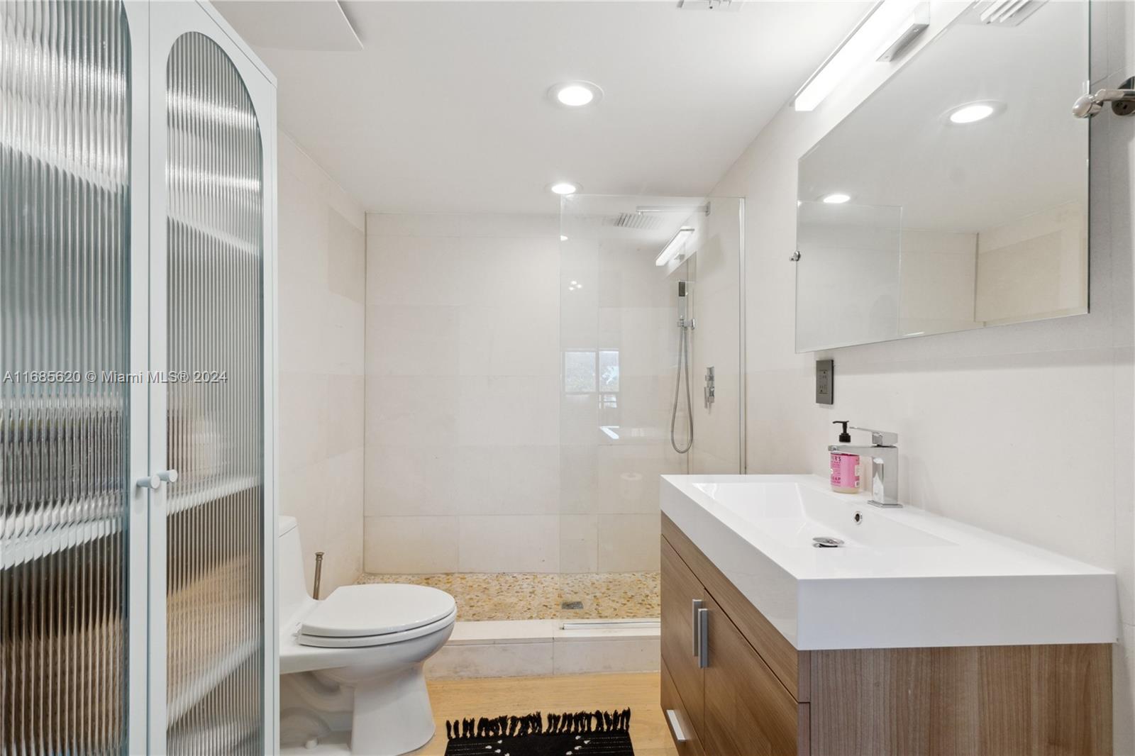 THE MANHATTAN CONDO - Residential