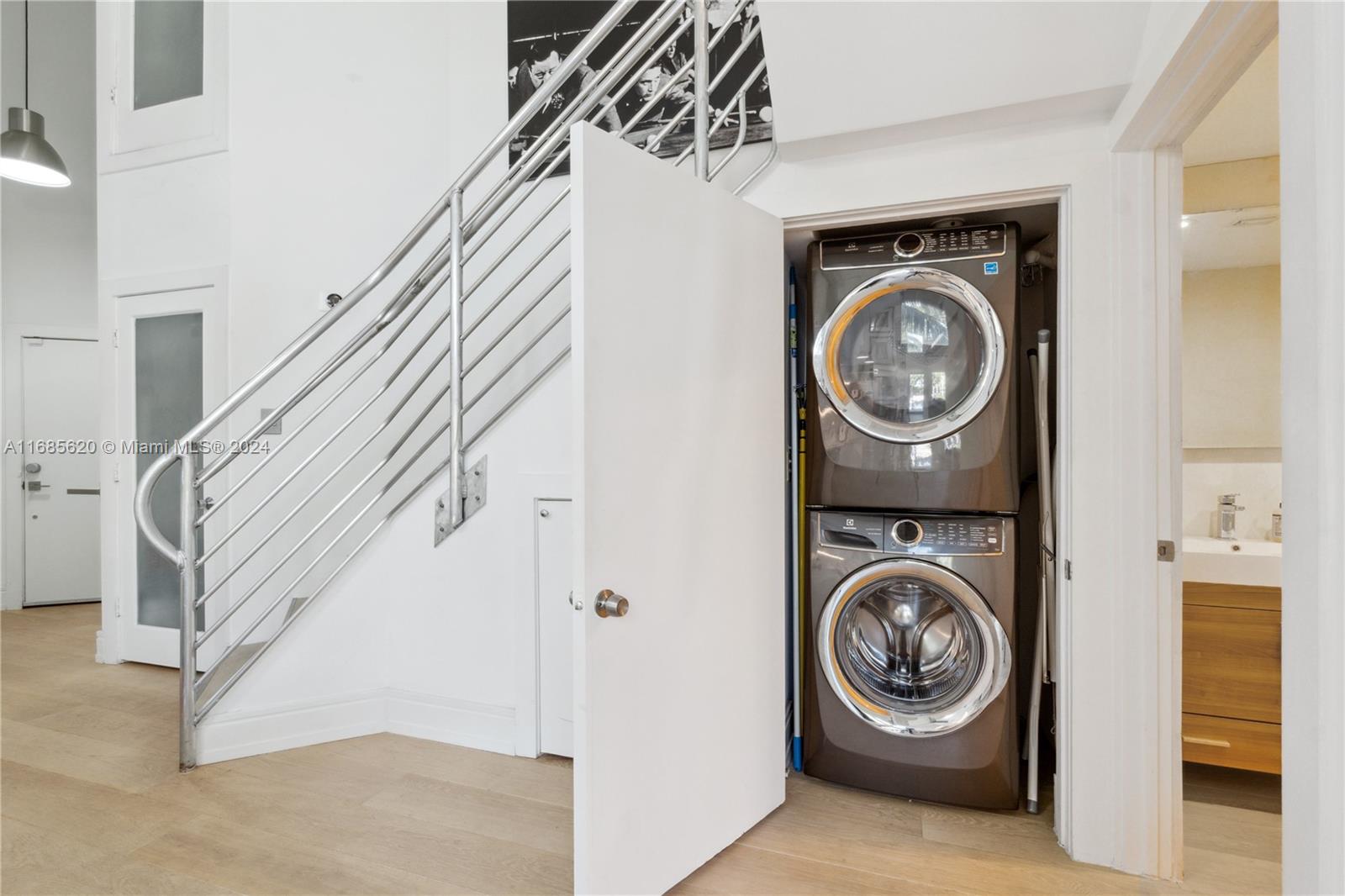 THE MANHATTAN CONDO - Residential