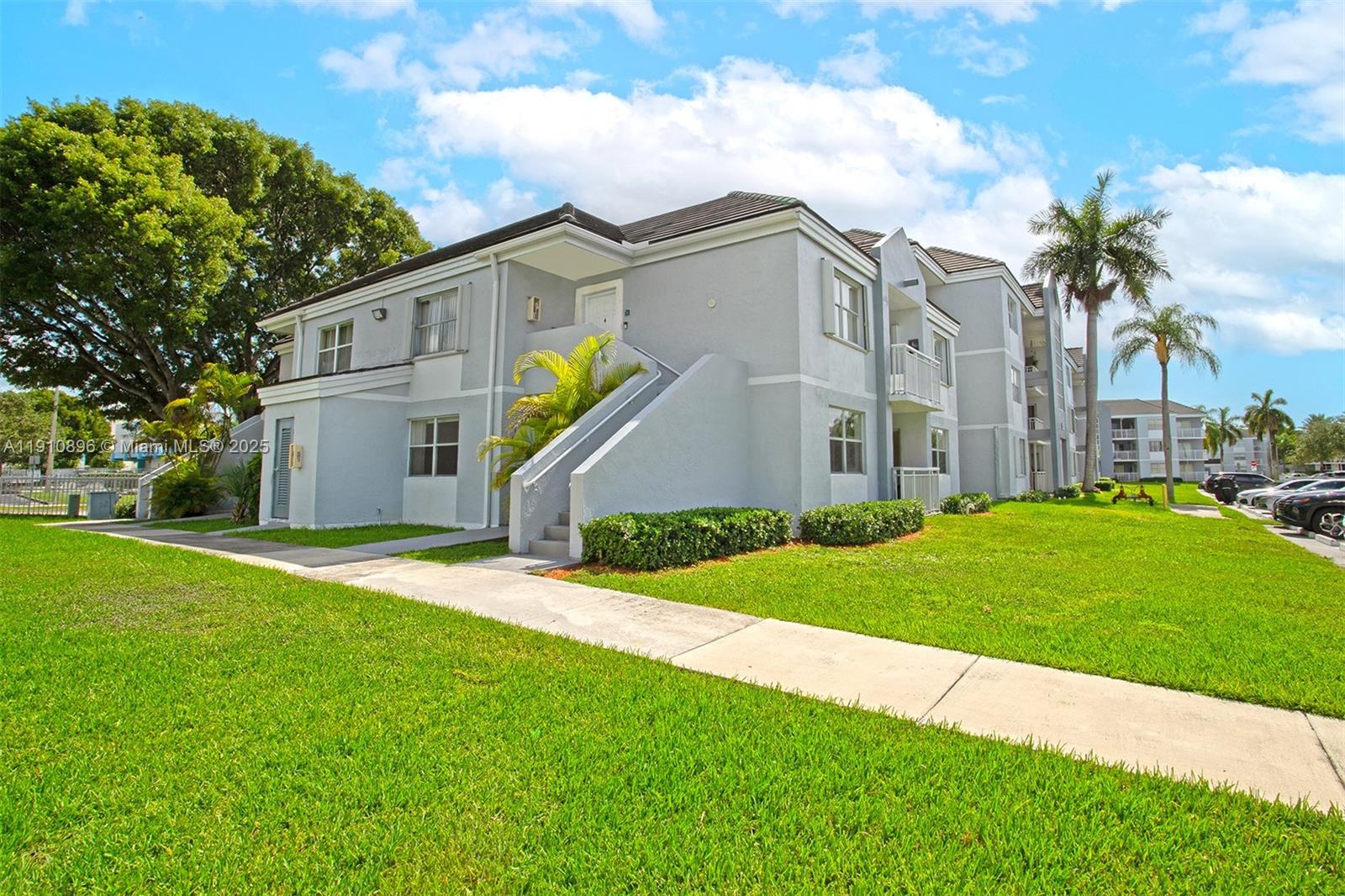 LE CLUB AT OLD CUTLER CON - Residential