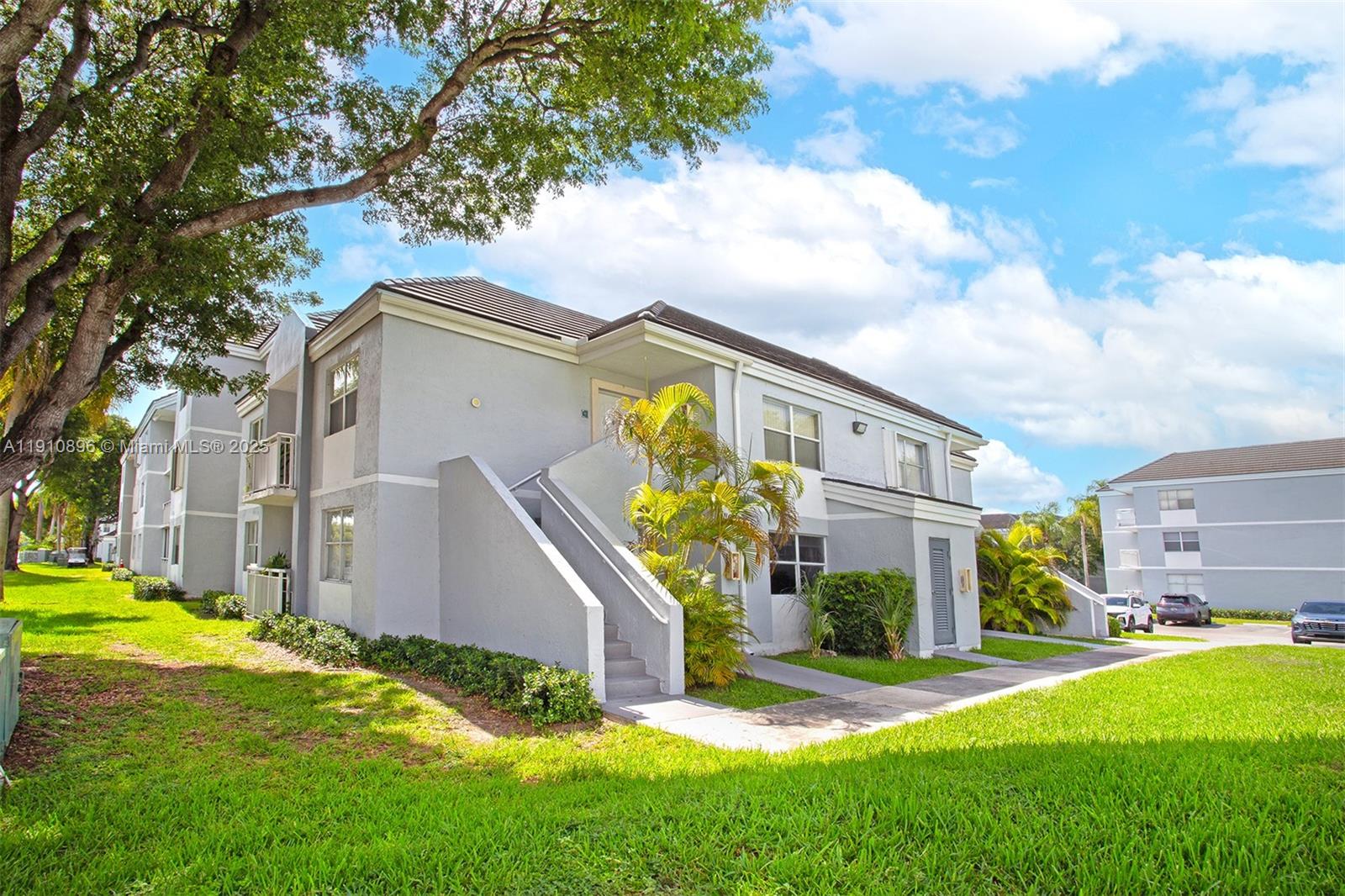 LE CLUB AT OLD CUTLER CON - Residential