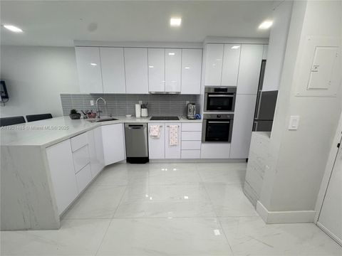 2899 Collins Ave 915 Miami Beach FL 33140