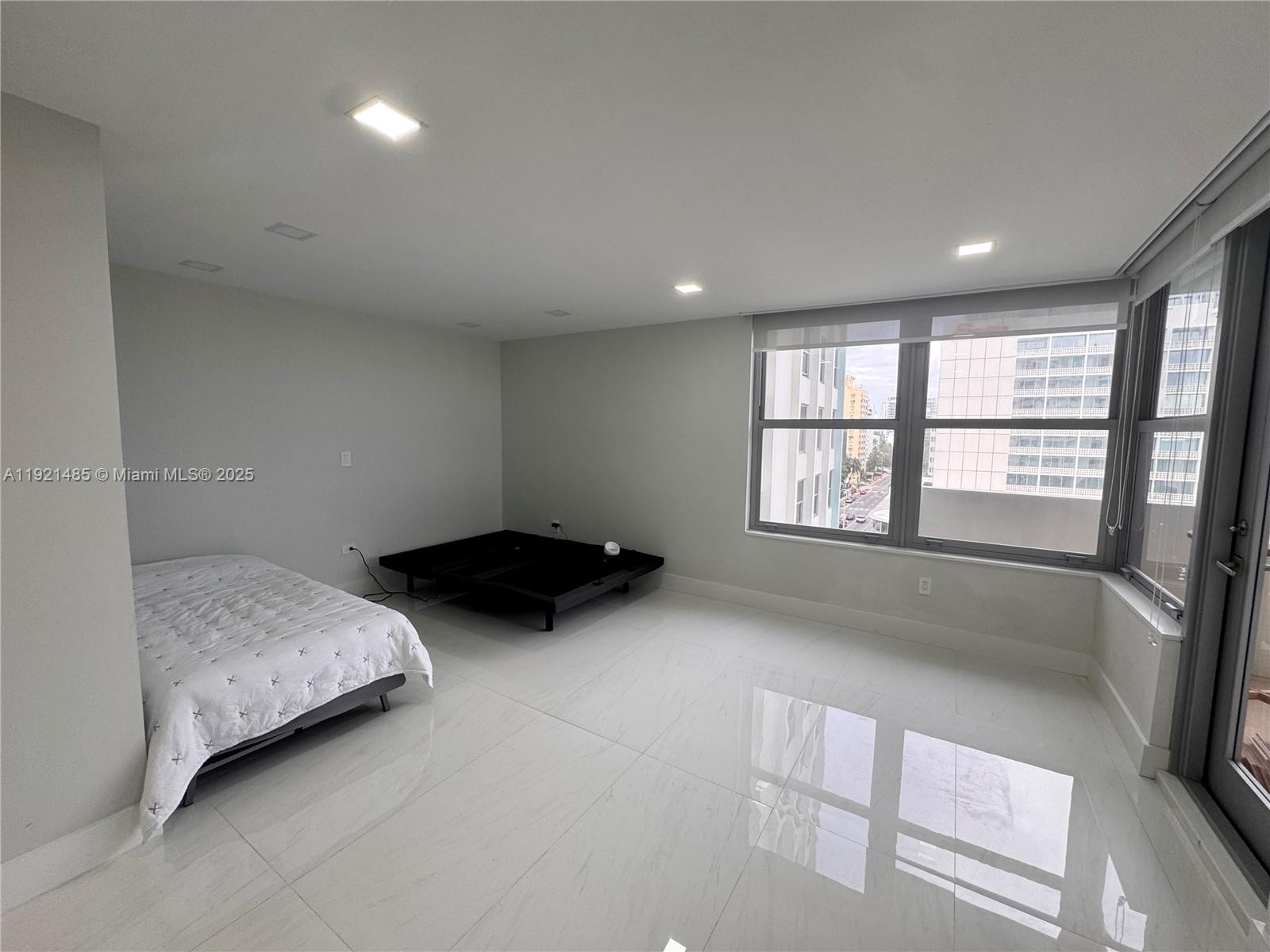 2899 Collins Ave 915