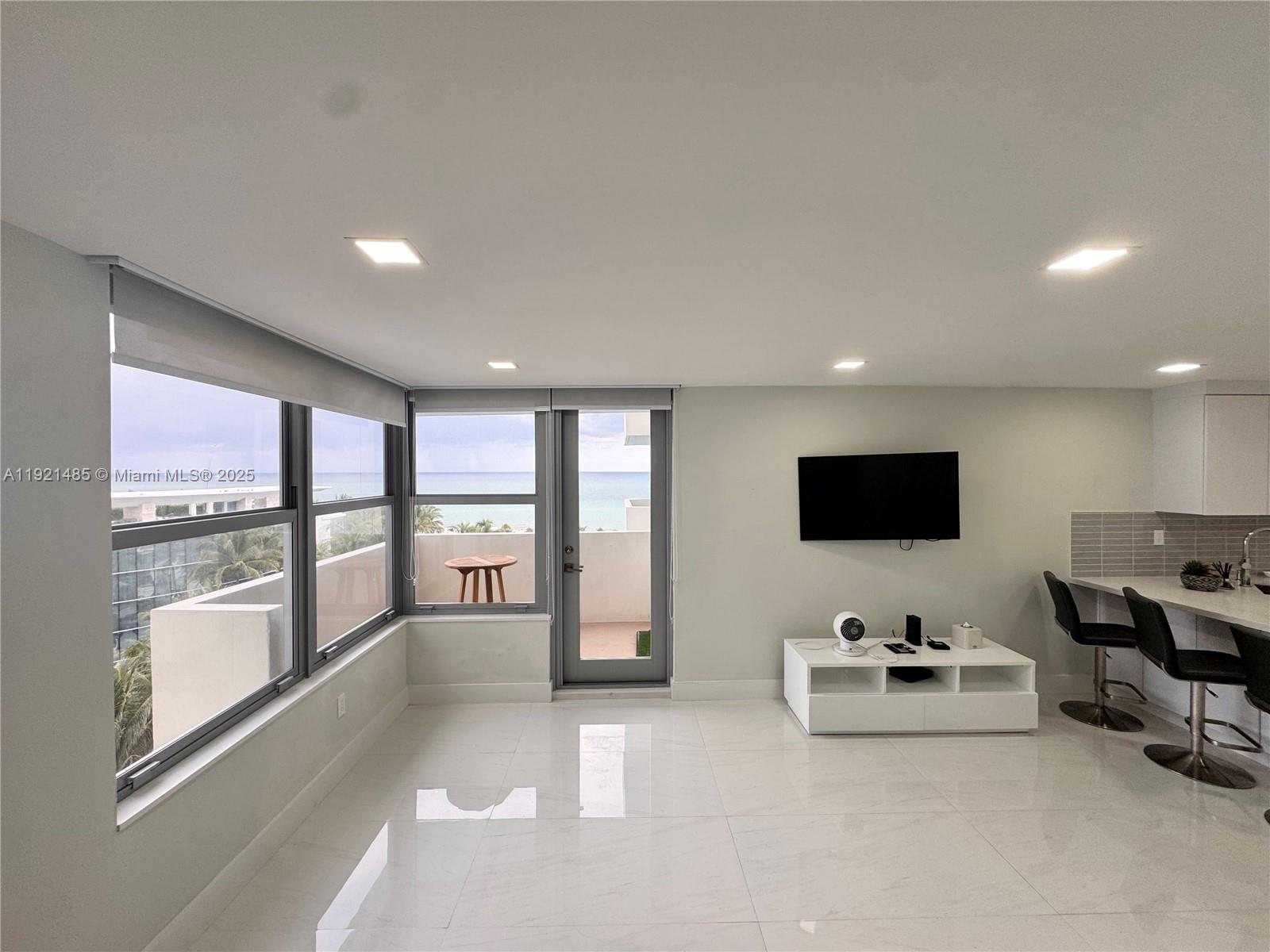 2899 Collins Ave 915