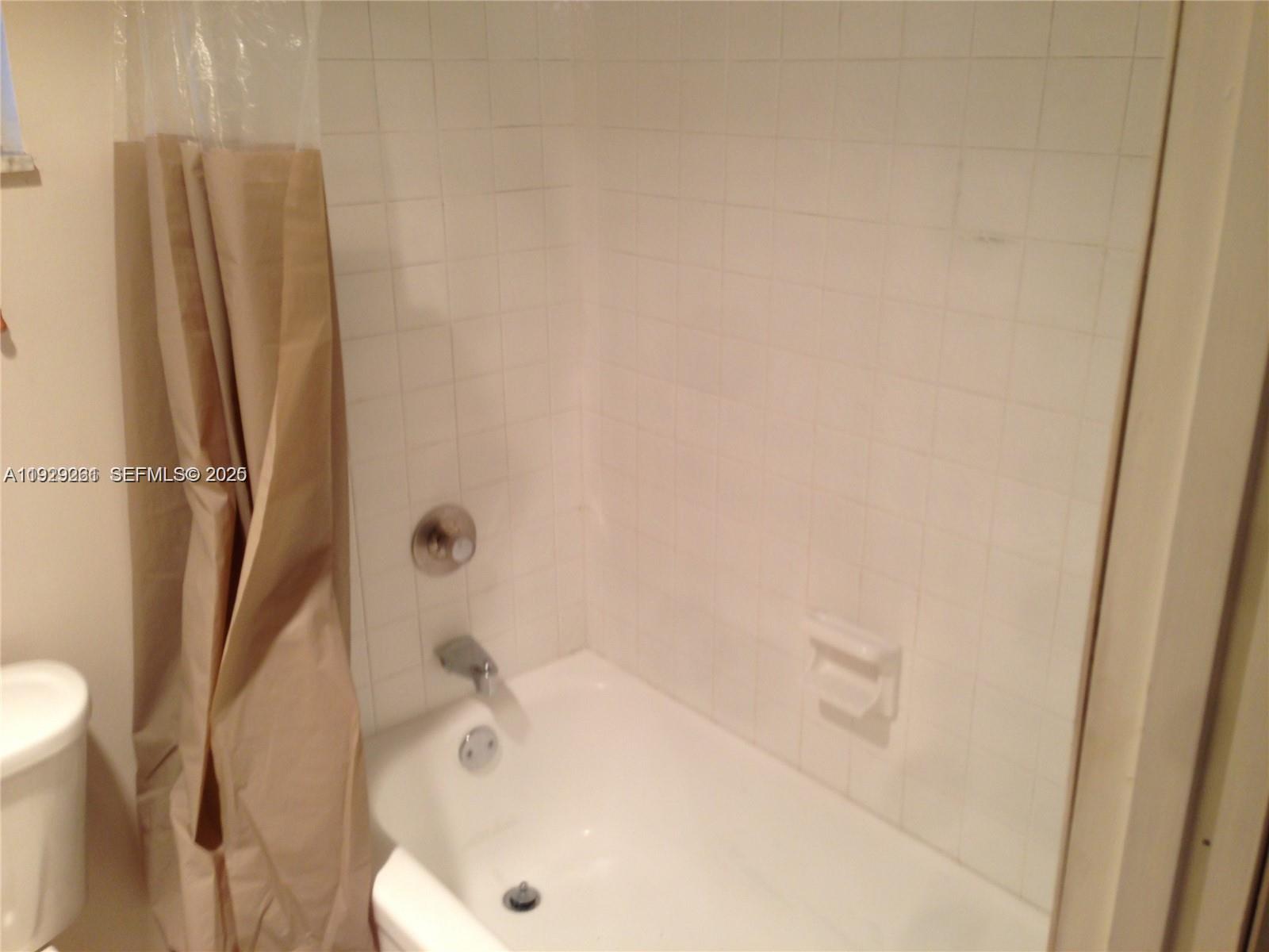 POLYNESIAN GARDENS CONDOM - Residential