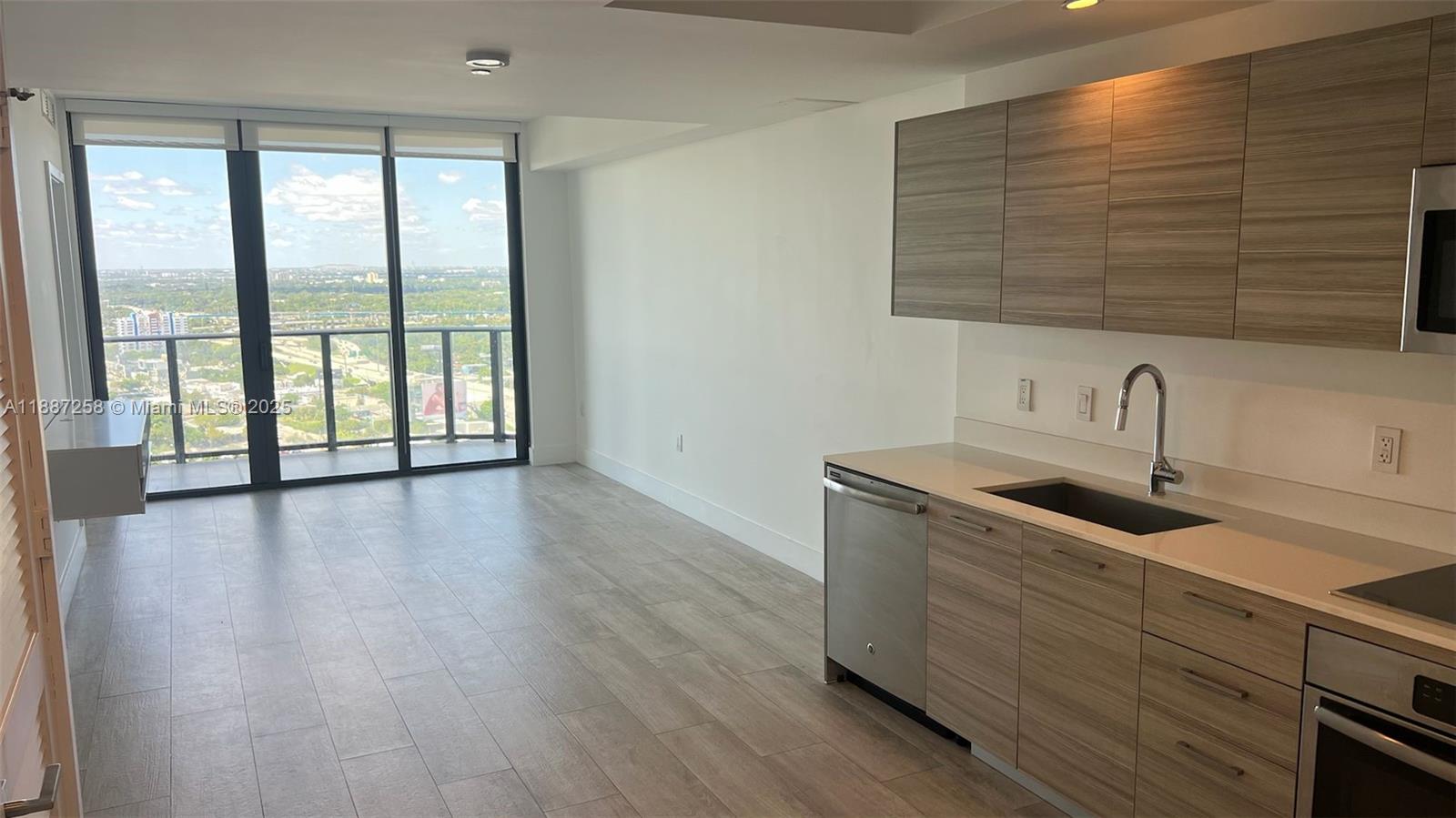 121 NE 34th St 2910