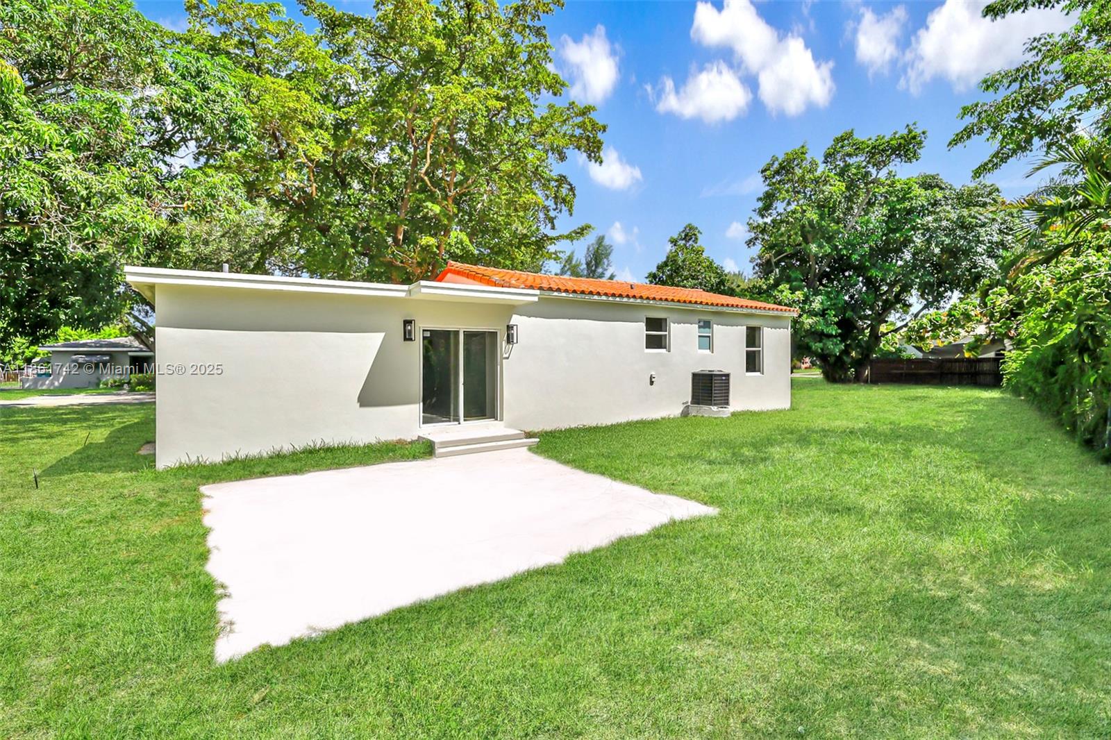 BISCAYNE LAWN EXTENSION - Residential