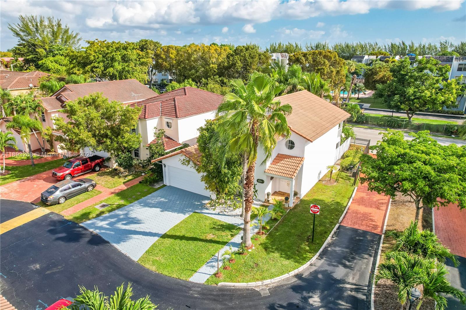 Beautiful house in a closed complex of few houses with four bedrooms, three new bathrooms, in a very good area of Kendall. With very good schools, the Miami Dade Collage is five minutes away by car, fifteen minutes from the Florida International University by driving, twenty minutes from the University of Miami by driving. Very large shopping centers very close like El Town and Country Mall is five minutes drive from the house and El Daylan Mall ten minutes drive. The Publix supermarket is a five-minute walk away and other supermarkets very close too. The floors are ceramic and marble on the second floor, there is a room on the first floor with its bathroom.