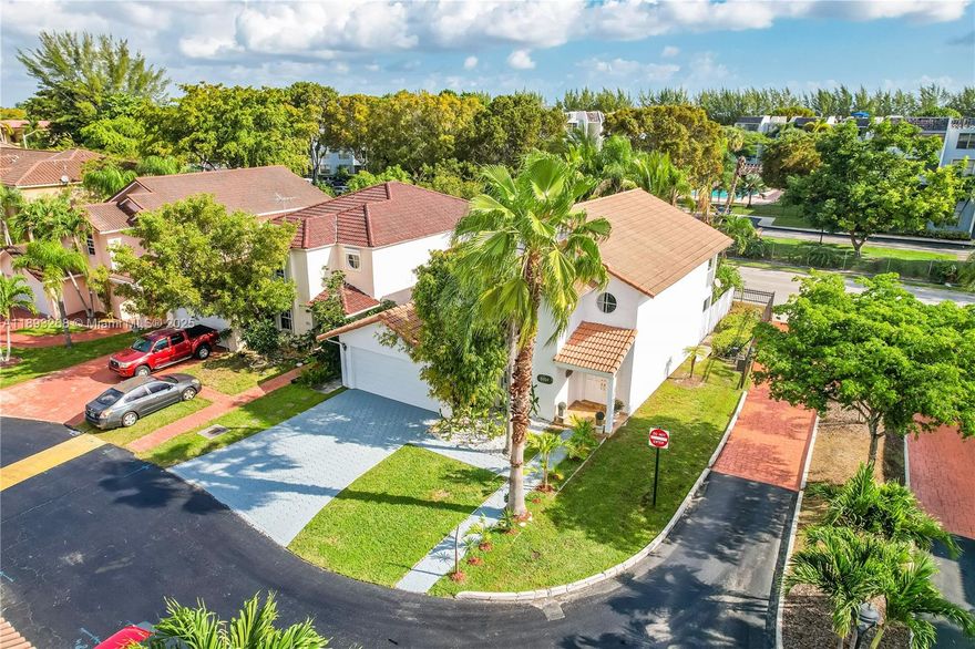 Beautiful house in a closed complex of few houses with four bedrooms, three new bathrooms, in a very good area of Kendall. With very good schools, the Miami Dade Collage is five minutes away by car, fifteen minutes from the Florida International University by driving, twenty minutes from the University of Miami by driving. Very large shopping centers very close like El Town and Country Mall is five minutes drive from the house and El Daylan Mall ten minutes drive. The Publix supermarket is a five-minute walk away and other supermarkets very close too. The floors are ceramic and marble on the second floor, there is a room on the first floor with its bathroom.