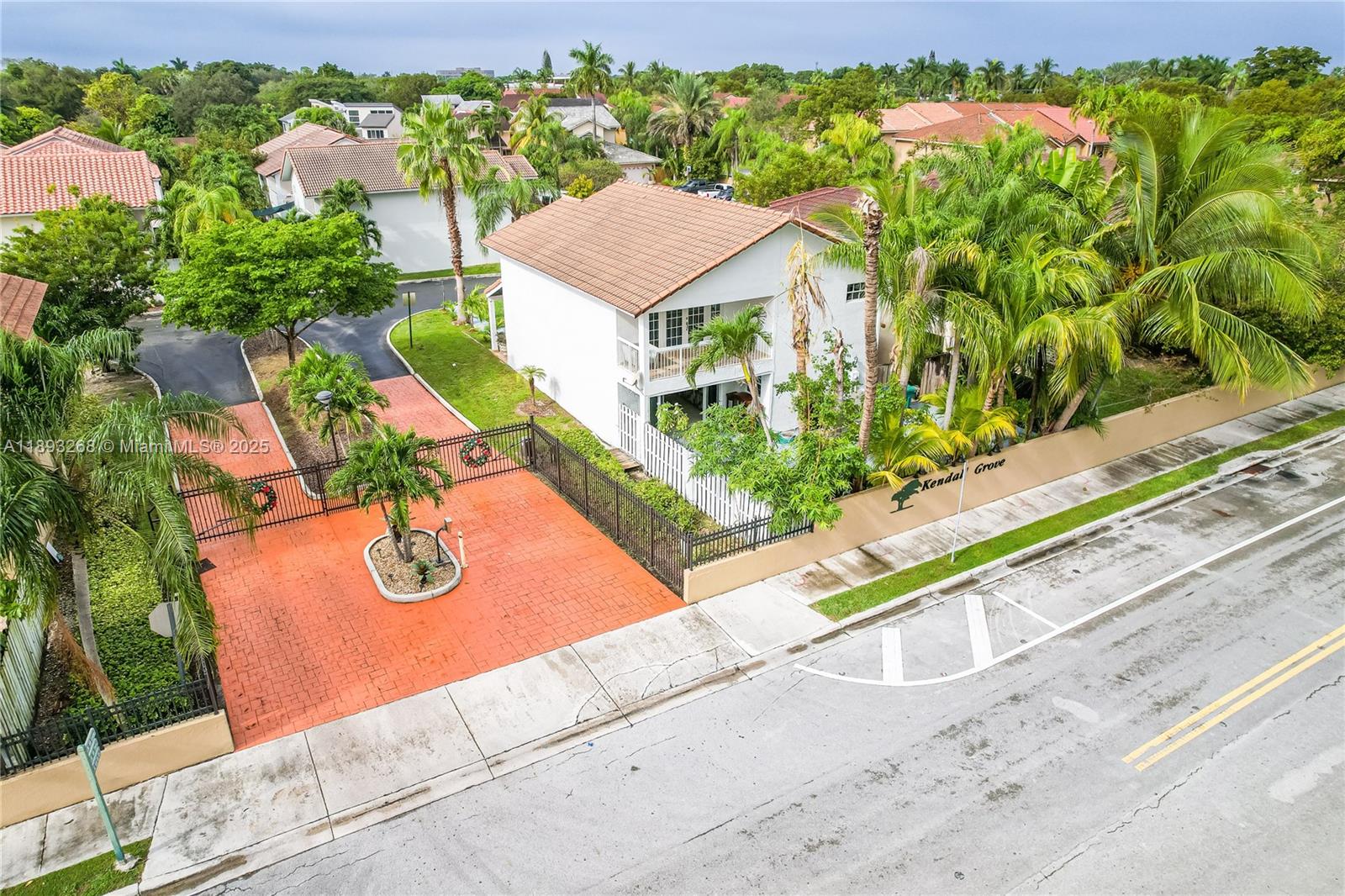KENDALL GROVE CLUSTER HOM - Residential Lease