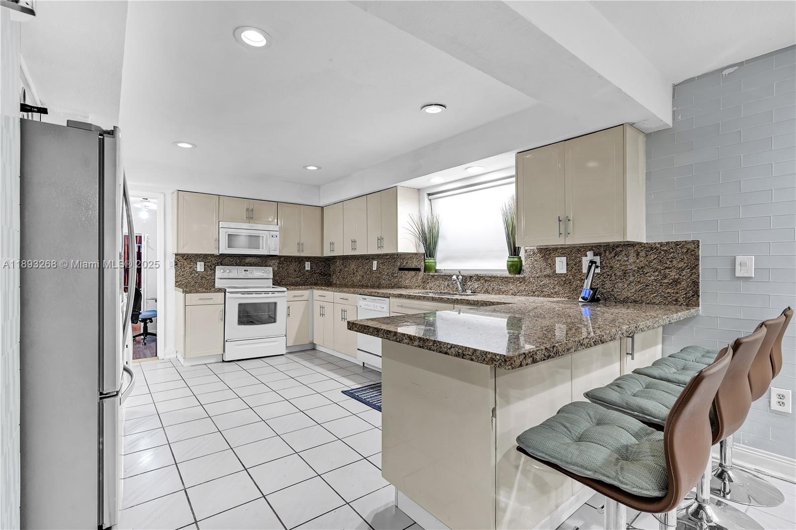 KENDALL GROVE CLUSTER HOM - Residential Lease