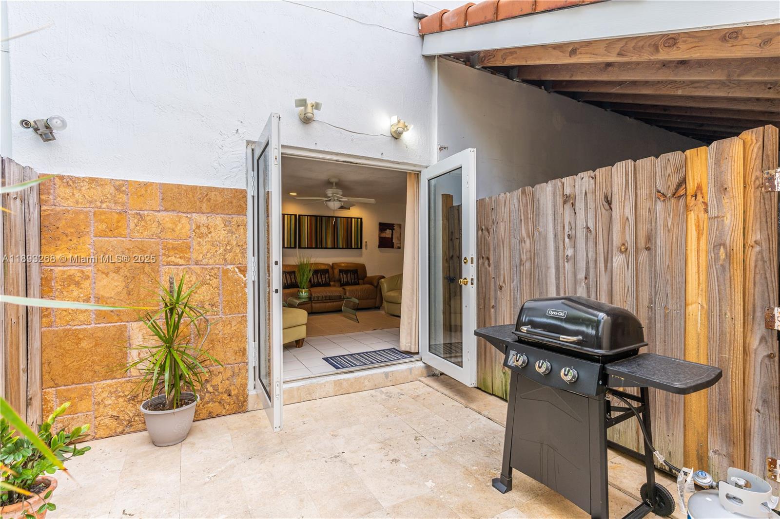 KENDALL GROVE CLUSTER HOM - Residential Lease