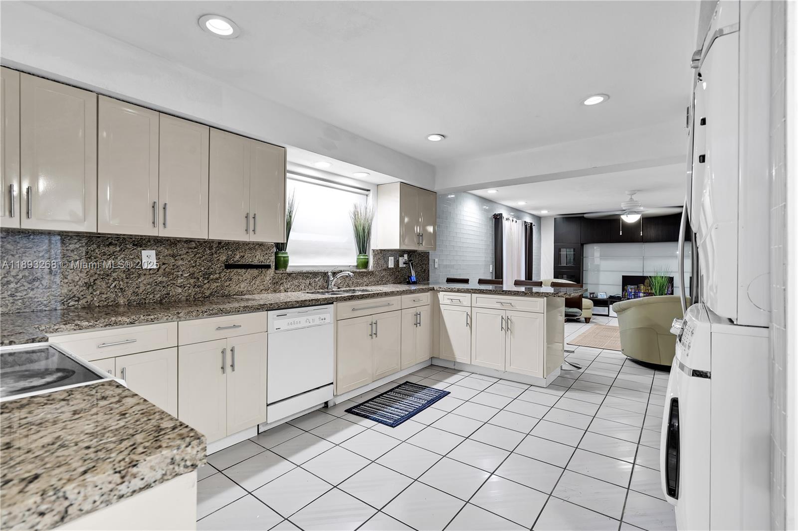KENDALL GROVE CLUSTER HOM - Residential Lease