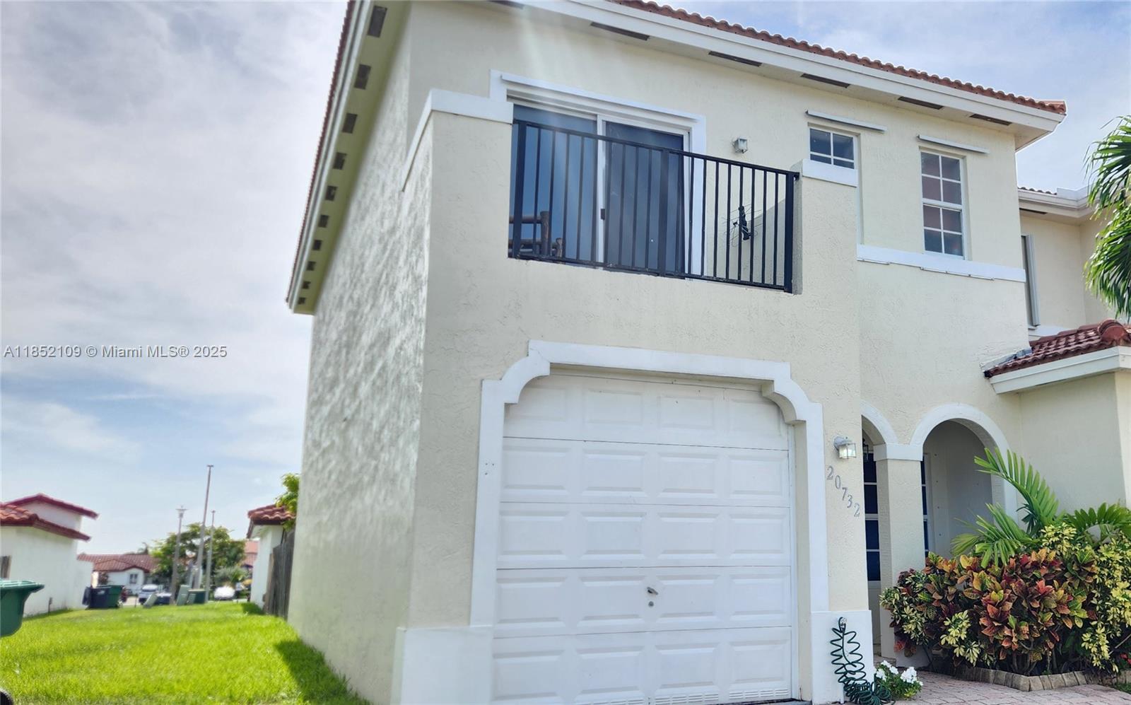 Corner townhouse offering exceptional natural light throughout the entire property due to its prime location. Features a spacious master bedroom that stands out compared to similar homes in the area. The property is in excellent condition and is situated in one of the best areas of Miami-Dade County, surrounded by supermarkets, top-rated schools, shopping centers, restaurants, and with easy access to major roads. The monthly HOA fee is only $70, making it one of the lowest in all of Miami. This is an outstanding opportunity, whether for living or investment. Don’t miss out on this excellent option. Showings available on Sundays and Mondays from 2:00 p.m. to 6:00 p.m
