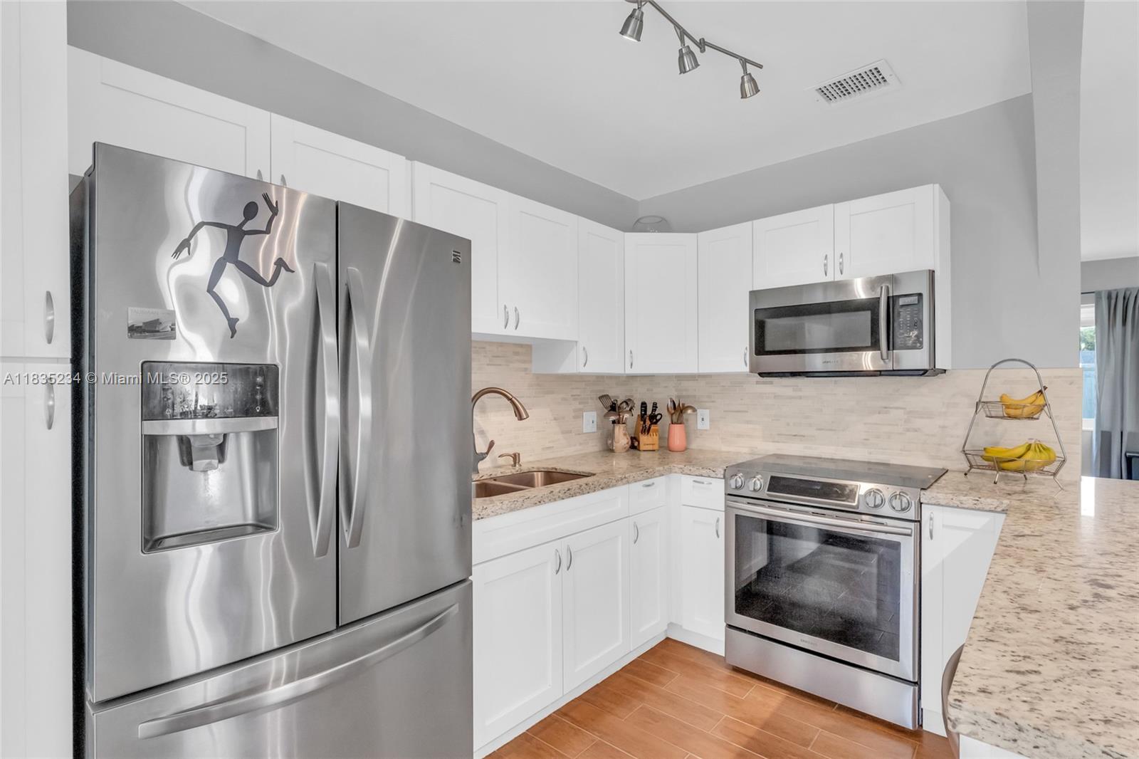 6023 SW 59th St, South Miami, FL, 33143/$949,000 4 6023 SW 59th St