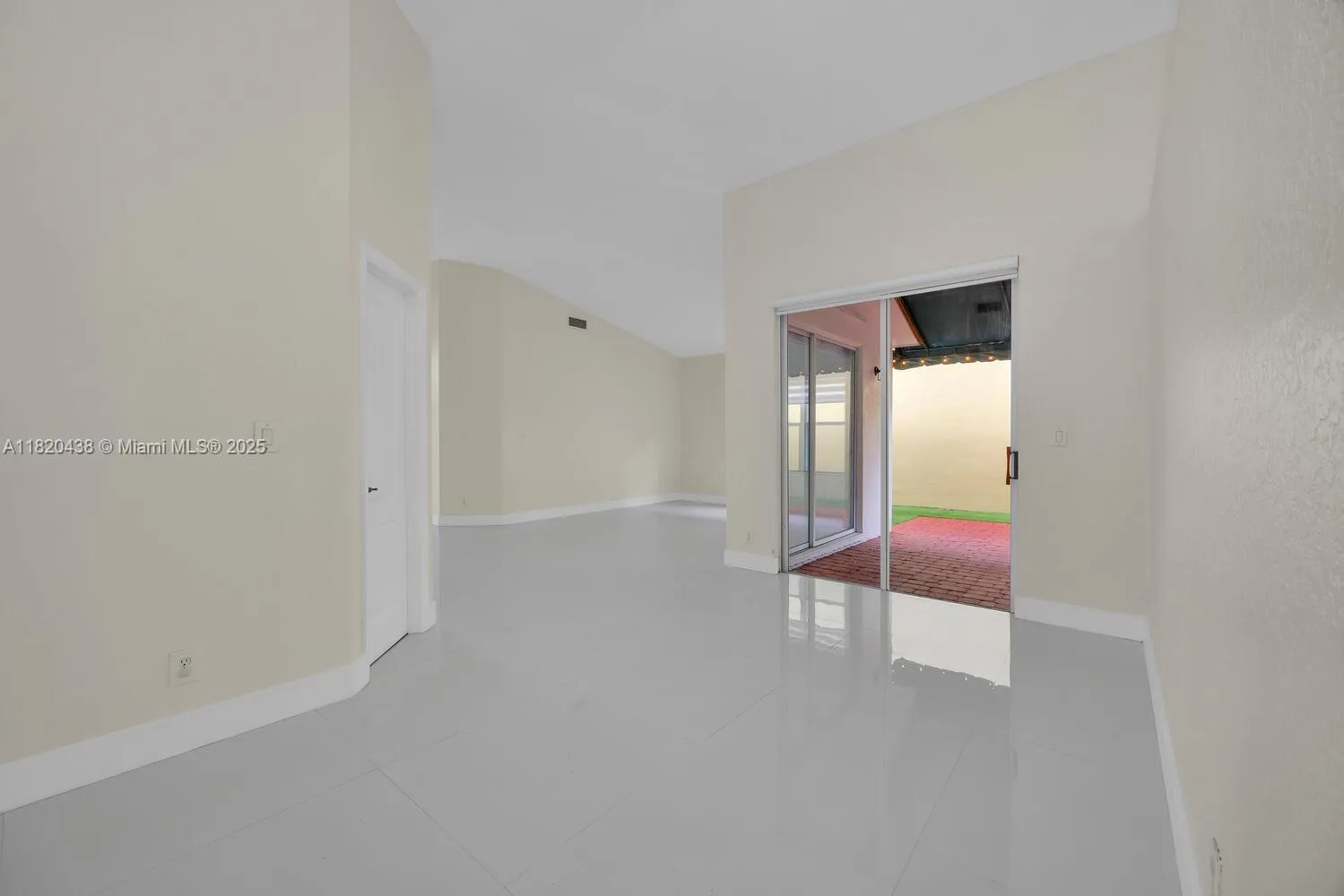 Doral, Florida 33172, United States, 3 Bedrooms Bedrooms, ,2 BathroomsBathrooms,Residential,Pending,157074