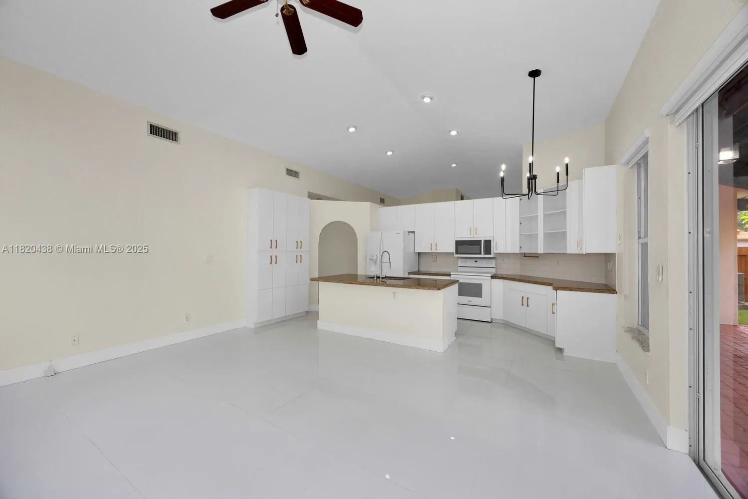 Doral, Florida 33172, United States, 3 Bedrooms Bedrooms, ,2 BathroomsBathrooms,Residential,Pending,157074