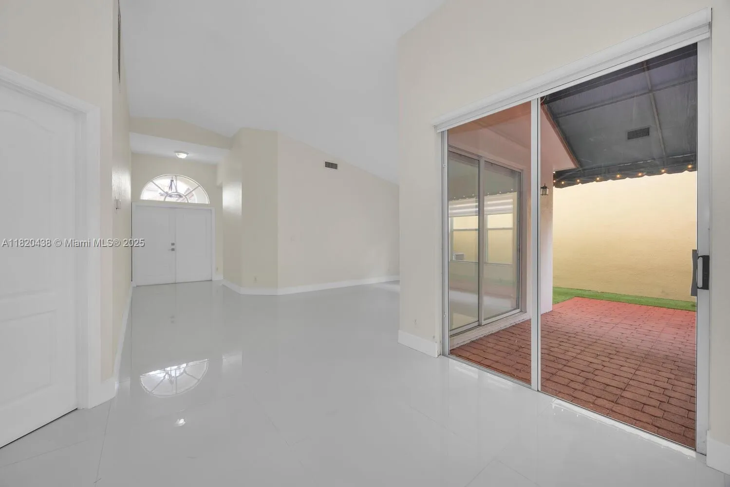 Doral, Florida 33172, United States, 3 Bedrooms Bedrooms, ,2 BathroomsBathrooms,Residential,Pending,157074