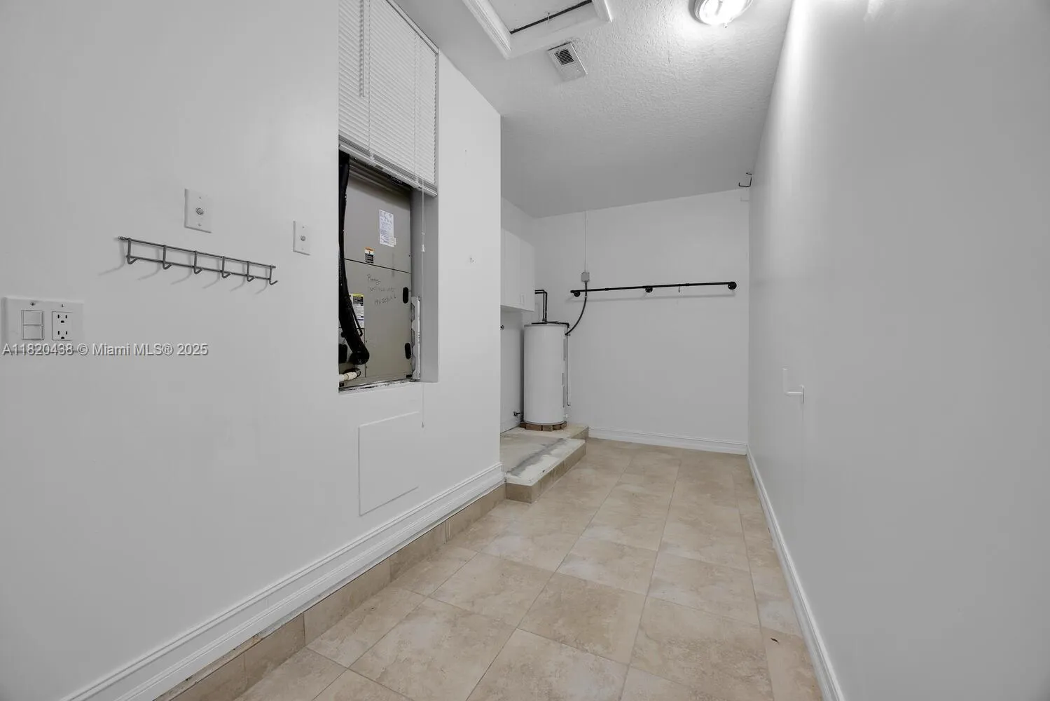 Doral, Florida 33172, United States, 3 Bedrooms Bedrooms, ,2 BathroomsBathrooms,Residential,Pending,157074