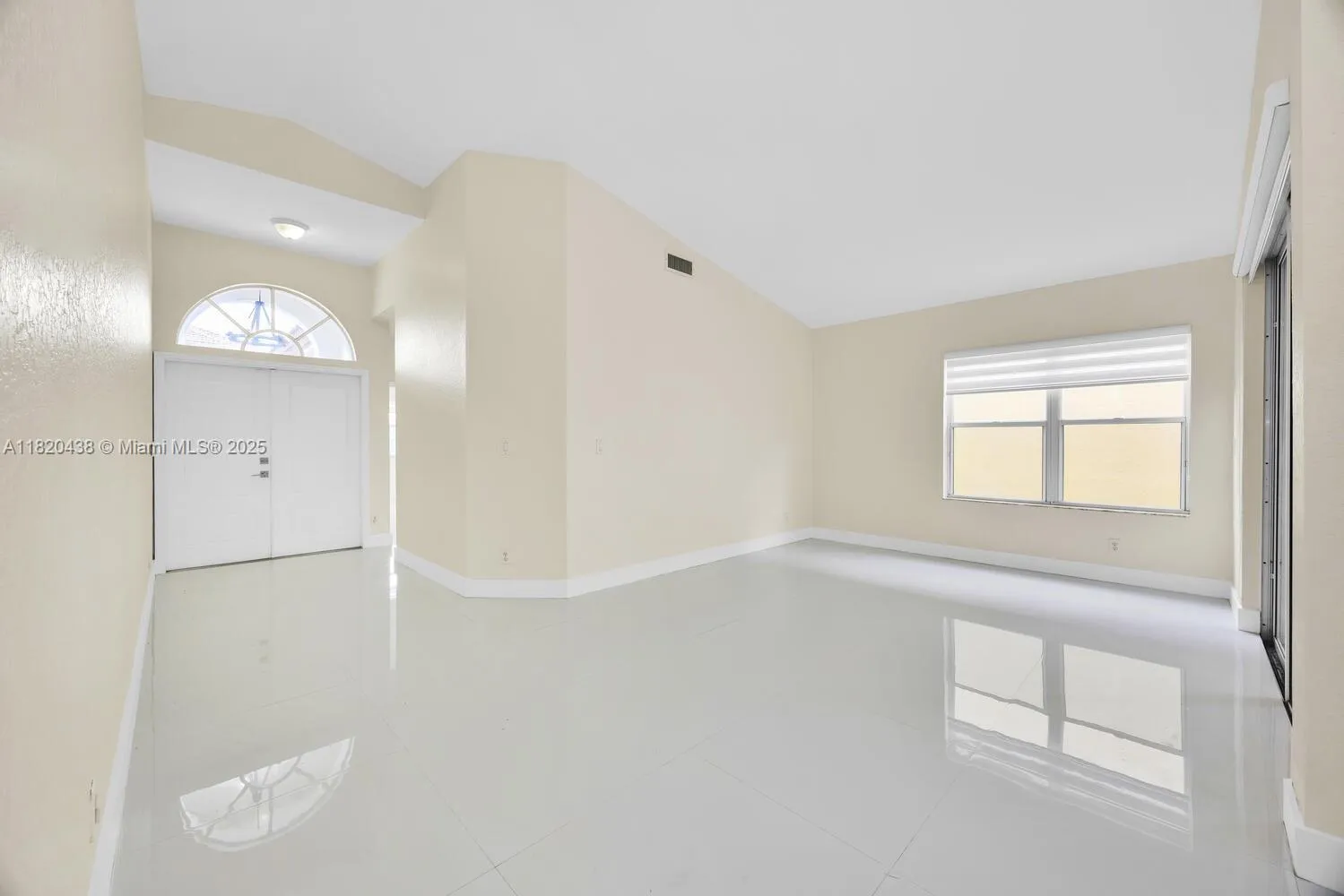 Doral, Florida 33172, United States, 3 Bedrooms Bedrooms, ,2 BathroomsBathrooms,Residential,Pending,157074