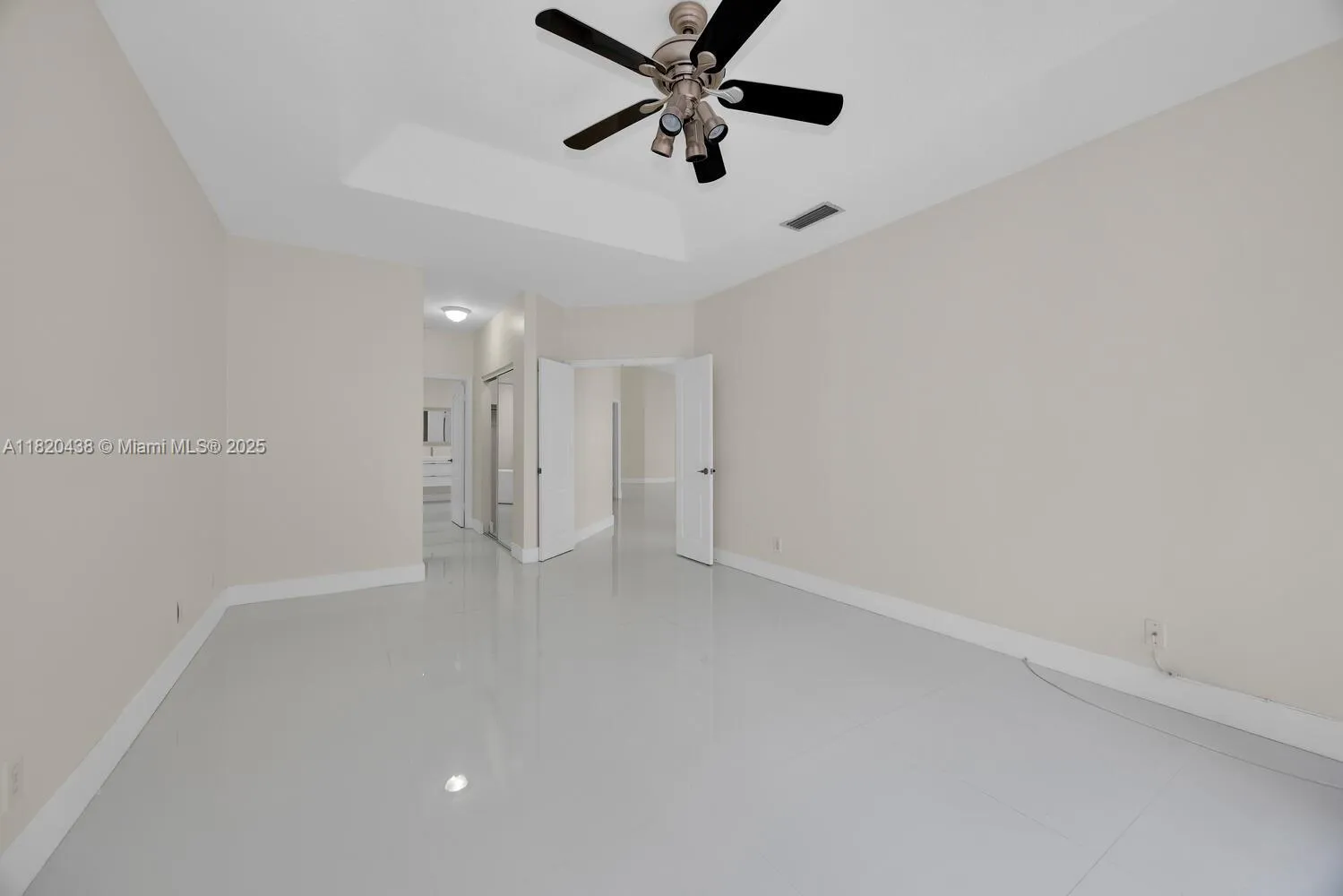 Doral, Florida 33172, United States, 3 Bedrooms Bedrooms, ,2 BathroomsBathrooms,Residential,Pending,157074