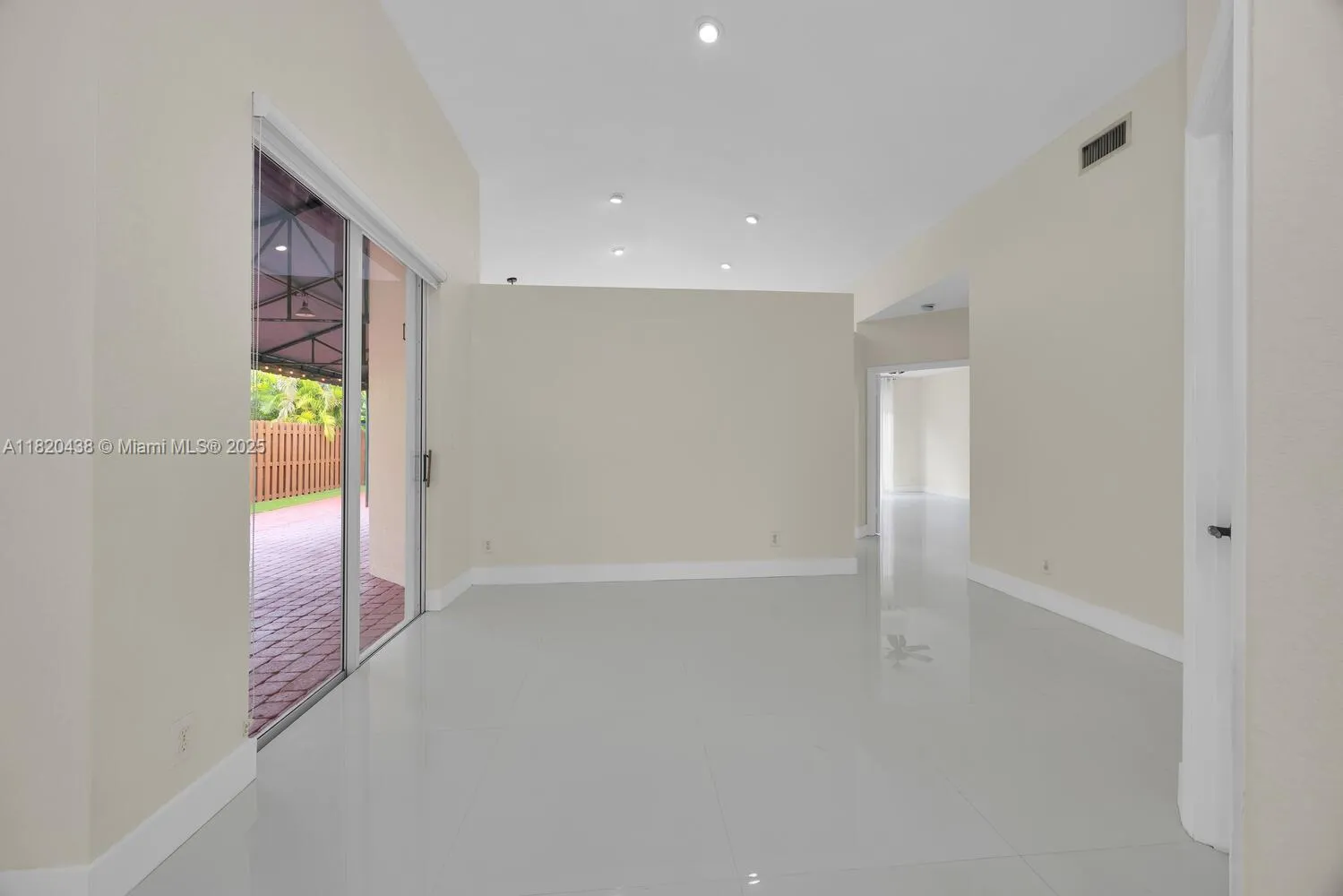 Doral, Florida 33172, United States, 3 Bedrooms Bedrooms, ,2 BathroomsBathrooms,Residential,Pending,157074