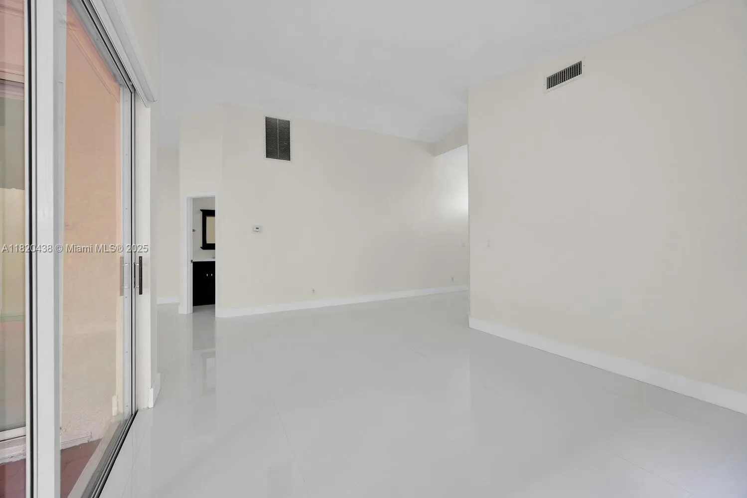 Doral, Florida 33172, United States, 3 Bedrooms Bedrooms, ,2 BathroomsBathrooms,Residential,Pending,157074