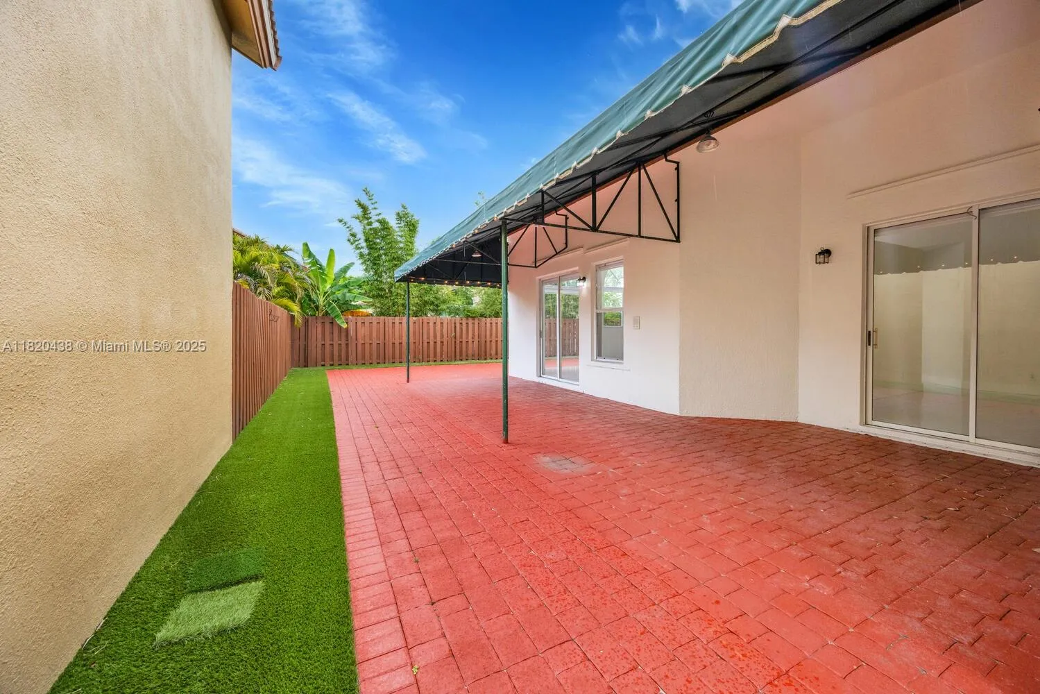 Doral, Florida 33172, United States, 3 Bedrooms Bedrooms, ,2 BathroomsBathrooms,Residential,Pending,157074