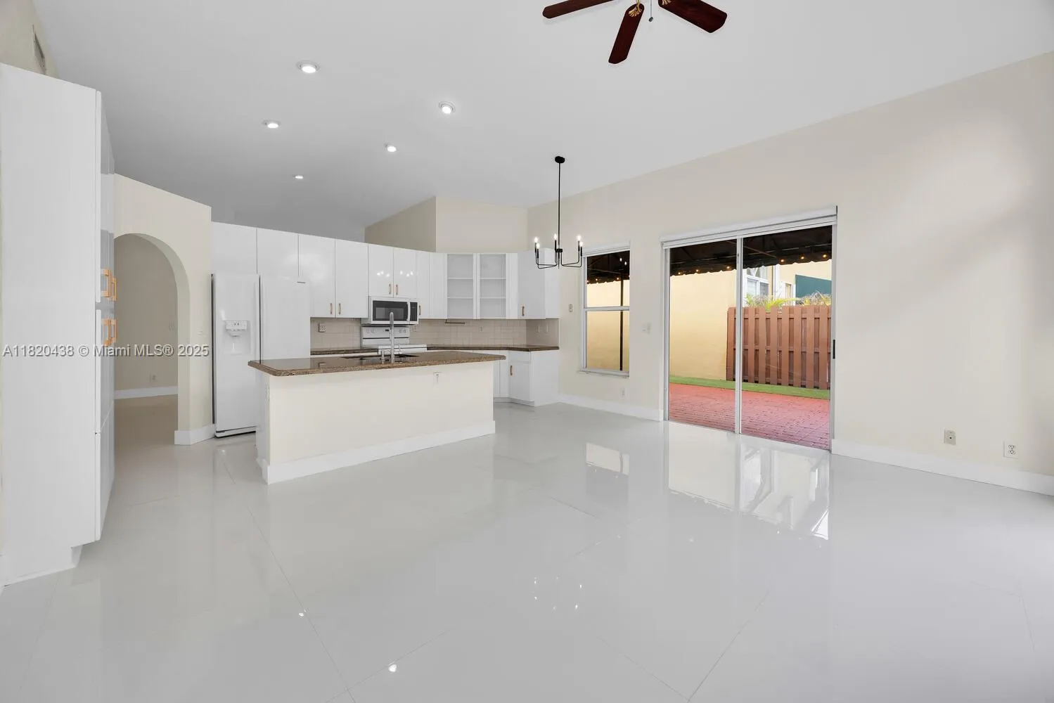 Doral, Florida 33172, United States, 3 Bedrooms Bedrooms, ,2 BathroomsBathrooms,Residential,Pending,157074