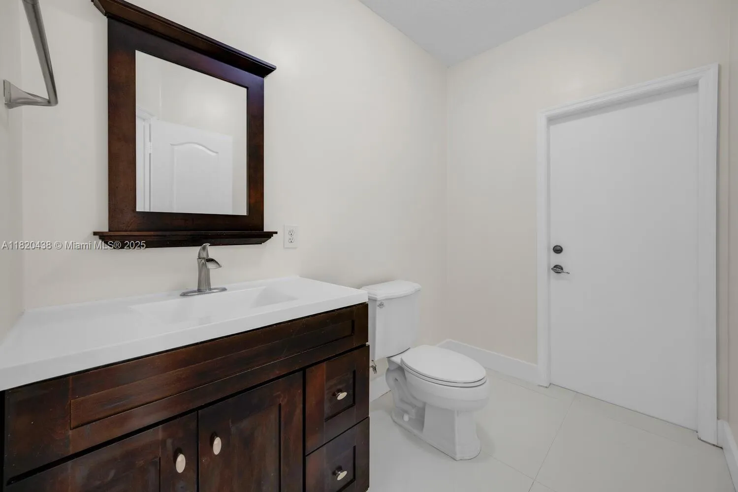 Doral, Florida 33172, United States, 3 Bedrooms Bedrooms, ,2 BathroomsBathrooms,Residential,Pending,157074