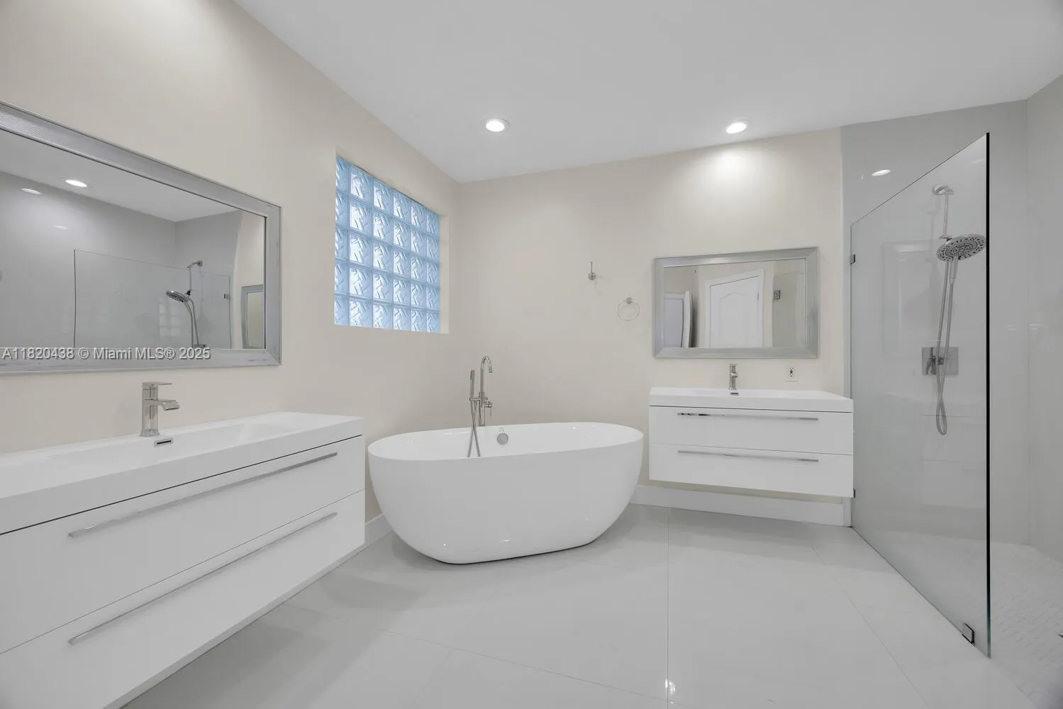 Doral, Florida 33172, United States, 3 Bedrooms Bedrooms, ,2 BathroomsBathrooms,Residential,Pending,157074