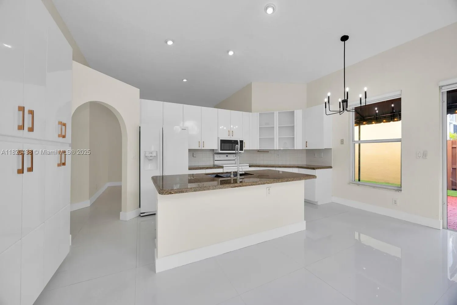 Doral, Florida 33172, United States, 3 Bedrooms Bedrooms, ,2 BathroomsBathrooms,Residential,Pending,157074