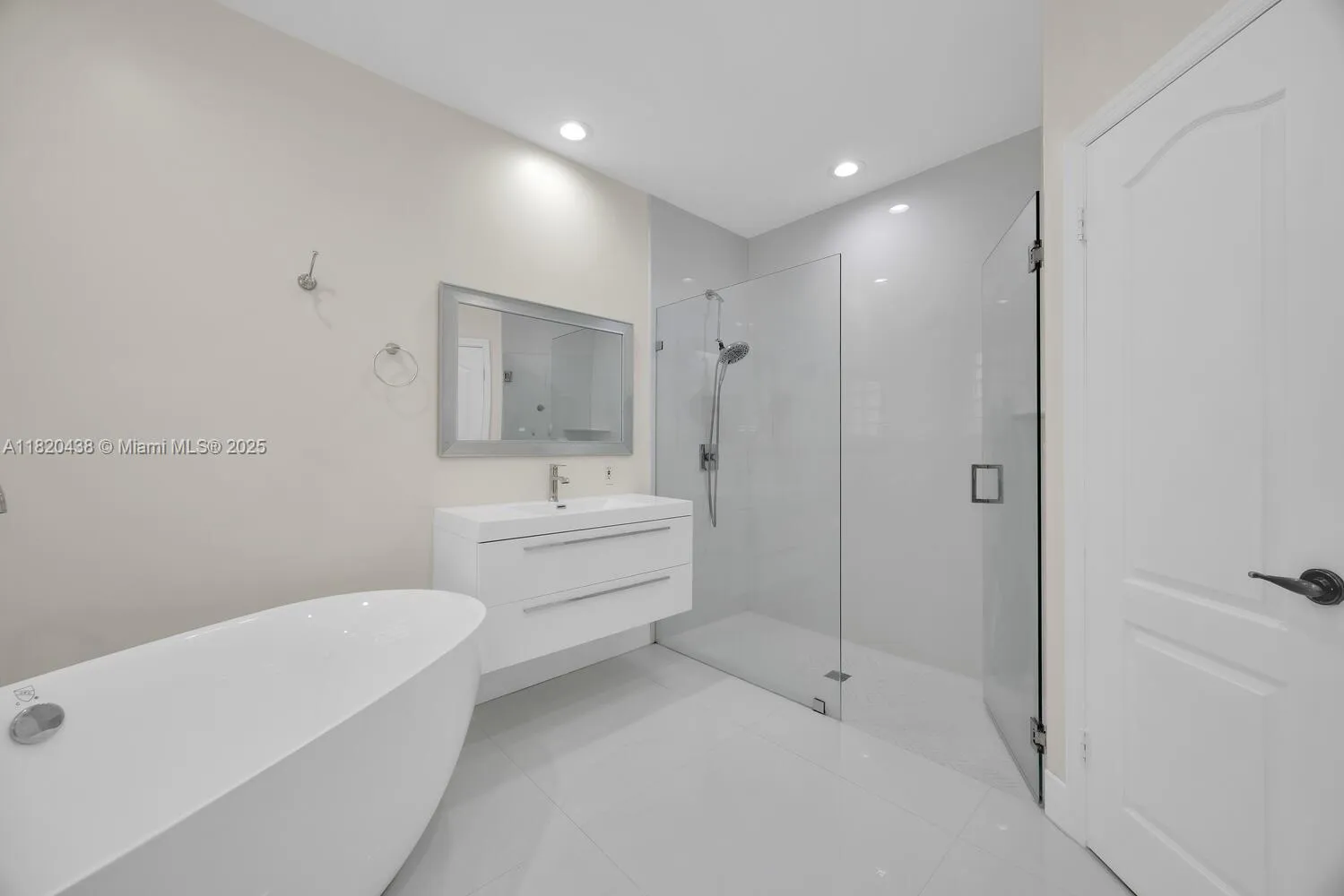 Doral, Florida 33172, United States, 3 Bedrooms Bedrooms, ,2 BathroomsBathrooms,Residential,Pending,157074