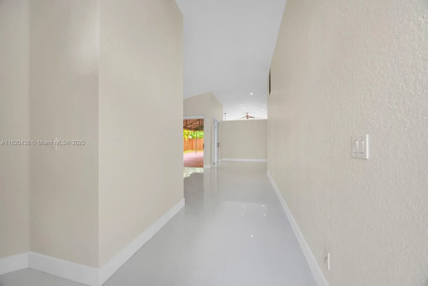 Doral, Florida 33172, United States, 3 Bedrooms Bedrooms, ,2 BathroomsBathrooms,Residential,Pending,157074