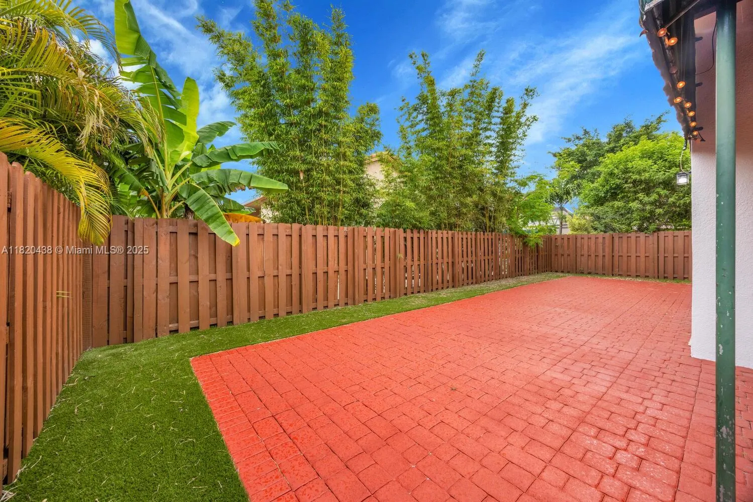 Doral, Florida 33172, United States, 3 Bedrooms Bedrooms, ,2 BathroomsBathrooms,Residential,Pending,157074