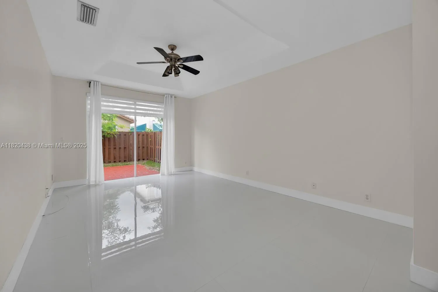 Doral, Florida 33172, United States, 3 Bedrooms Bedrooms, ,2 BathroomsBathrooms,Residential,Pending,157074