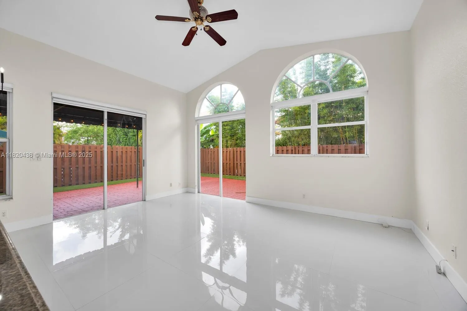 Doral, Florida 33172, United States, 3 Bedrooms Bedrooms, ,2 BathroomsBathrooms,Residential,Pending,157074