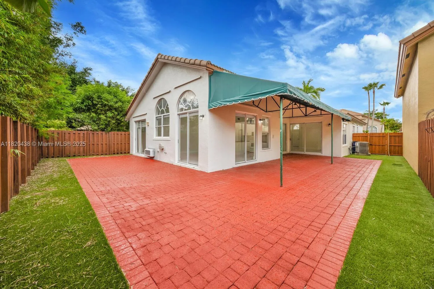 Doral, Florida 33172, United States, 3 Bedrooms Bedrooms, ,2 BathroomsBathrooms,Residential,Pending,157074