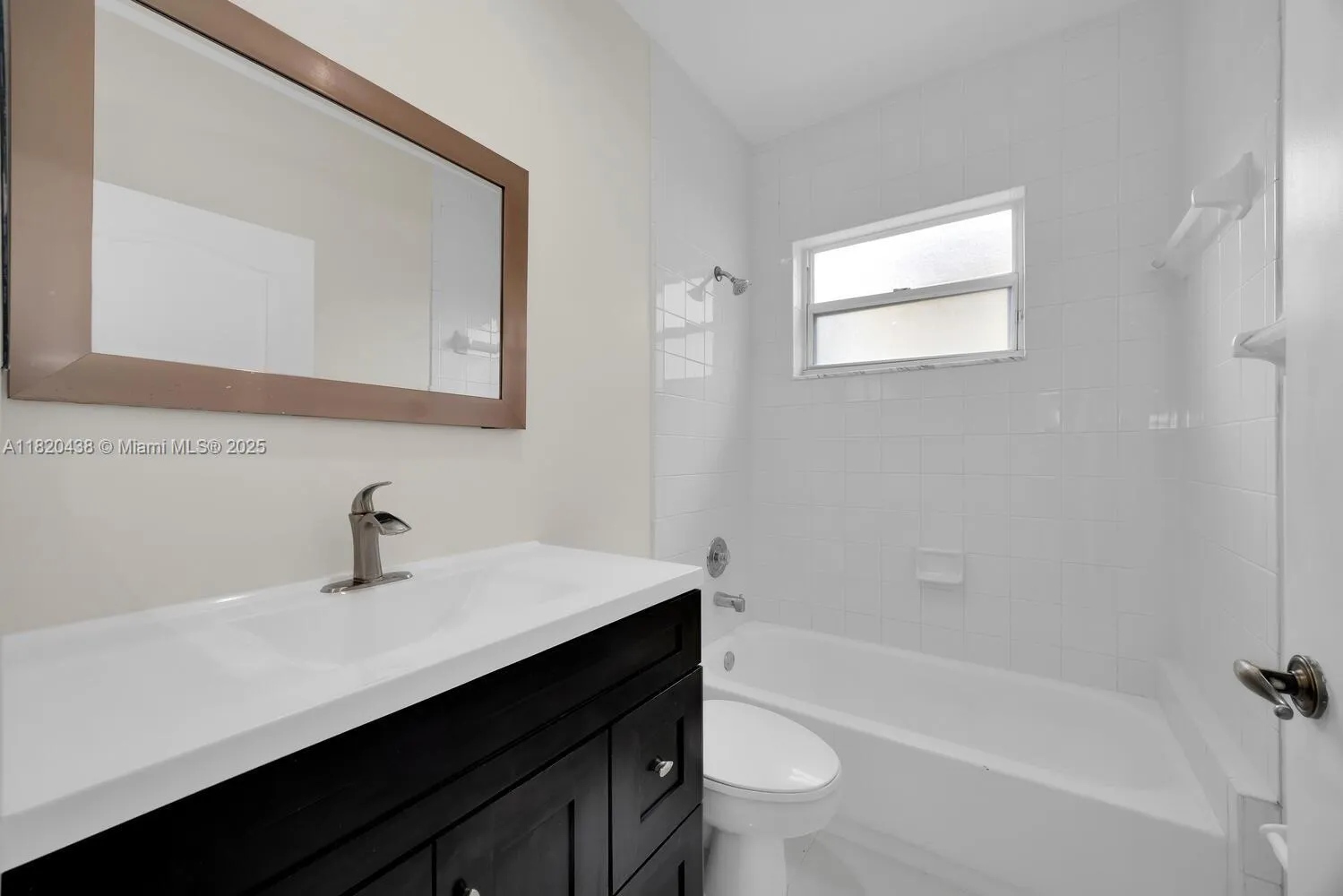 Doral, Florida 33172, United States, 3 Bedrooms Bedrooms, ,2 BathroomsBathrooms,Residential,Pending,157074