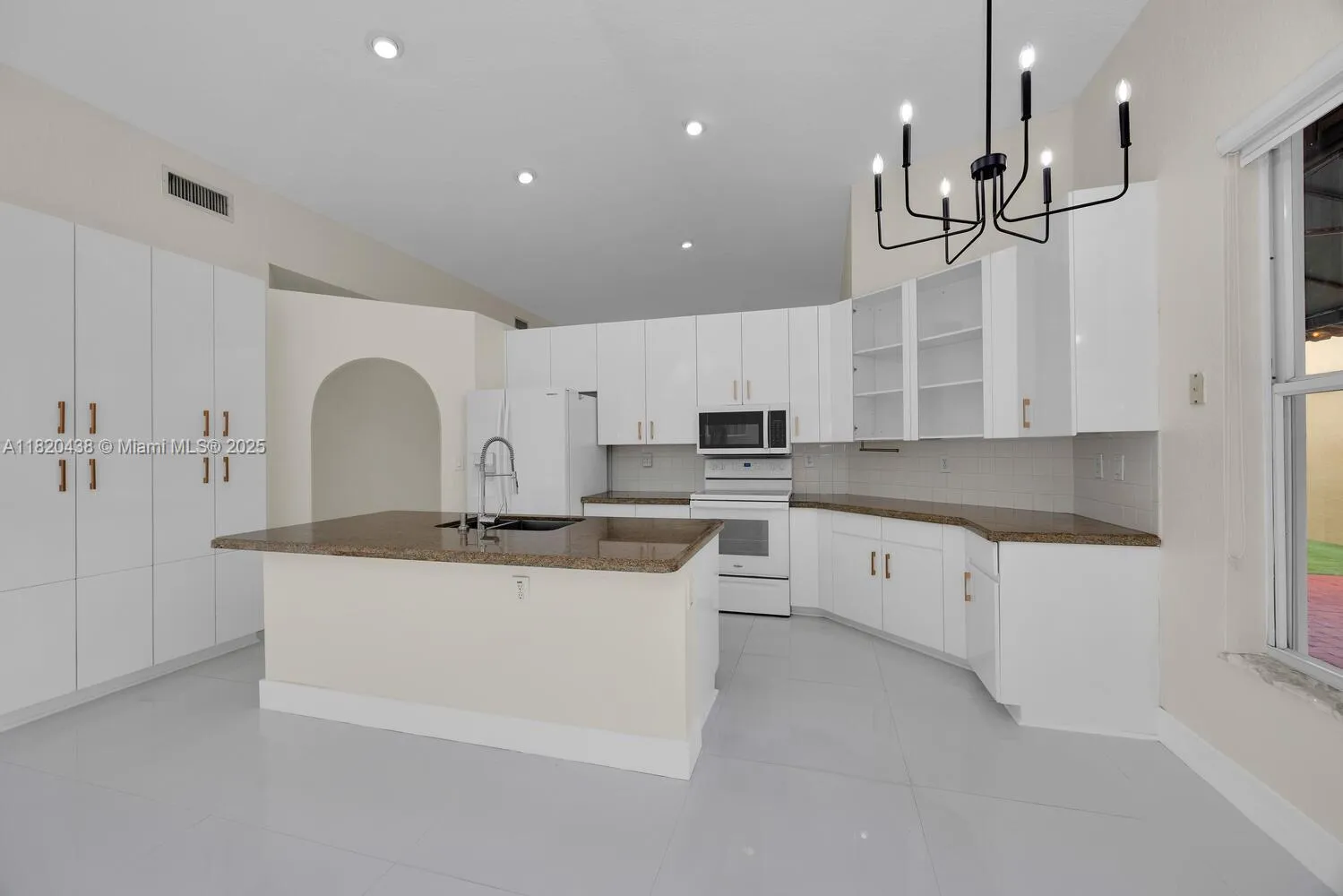 Doral, Florida 33172, United States, 3 Bedrooms Bedrooms, ,2 BathroomsBathrooms,Residential,Pending,157074