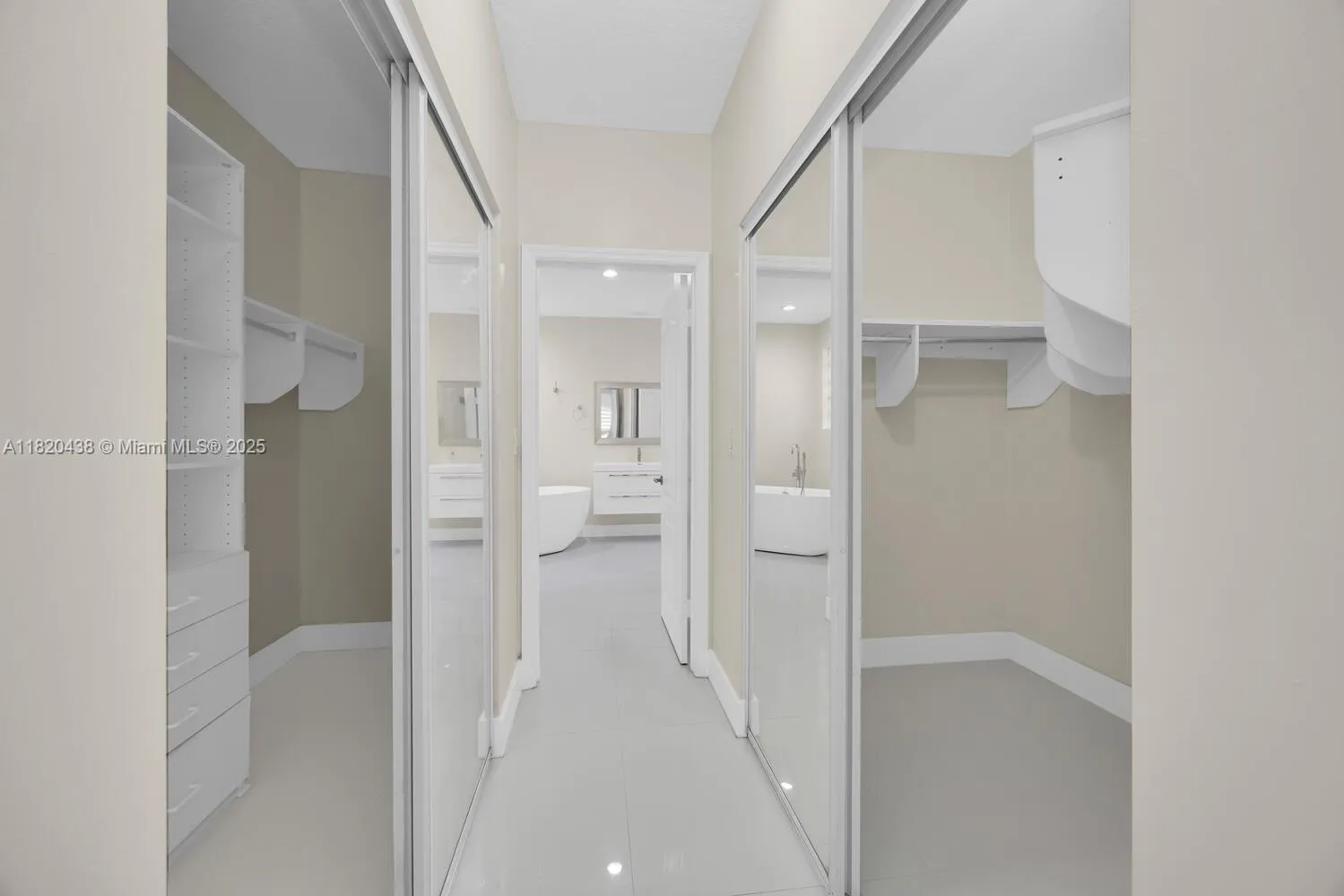 Doral, Florida 33172, United States, 3 Bedrooms Bedrooms, ,2 BathroomsBathrooms,Residential,Pending,157074