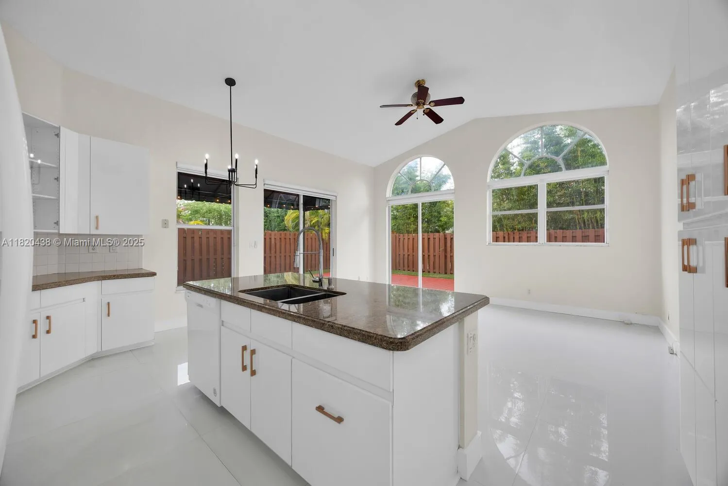 Doral, Florida 33172, United States, 3 Bedrooms Bedrooms, ,2 BathroomsBathrooms,Residential,Pending,157074