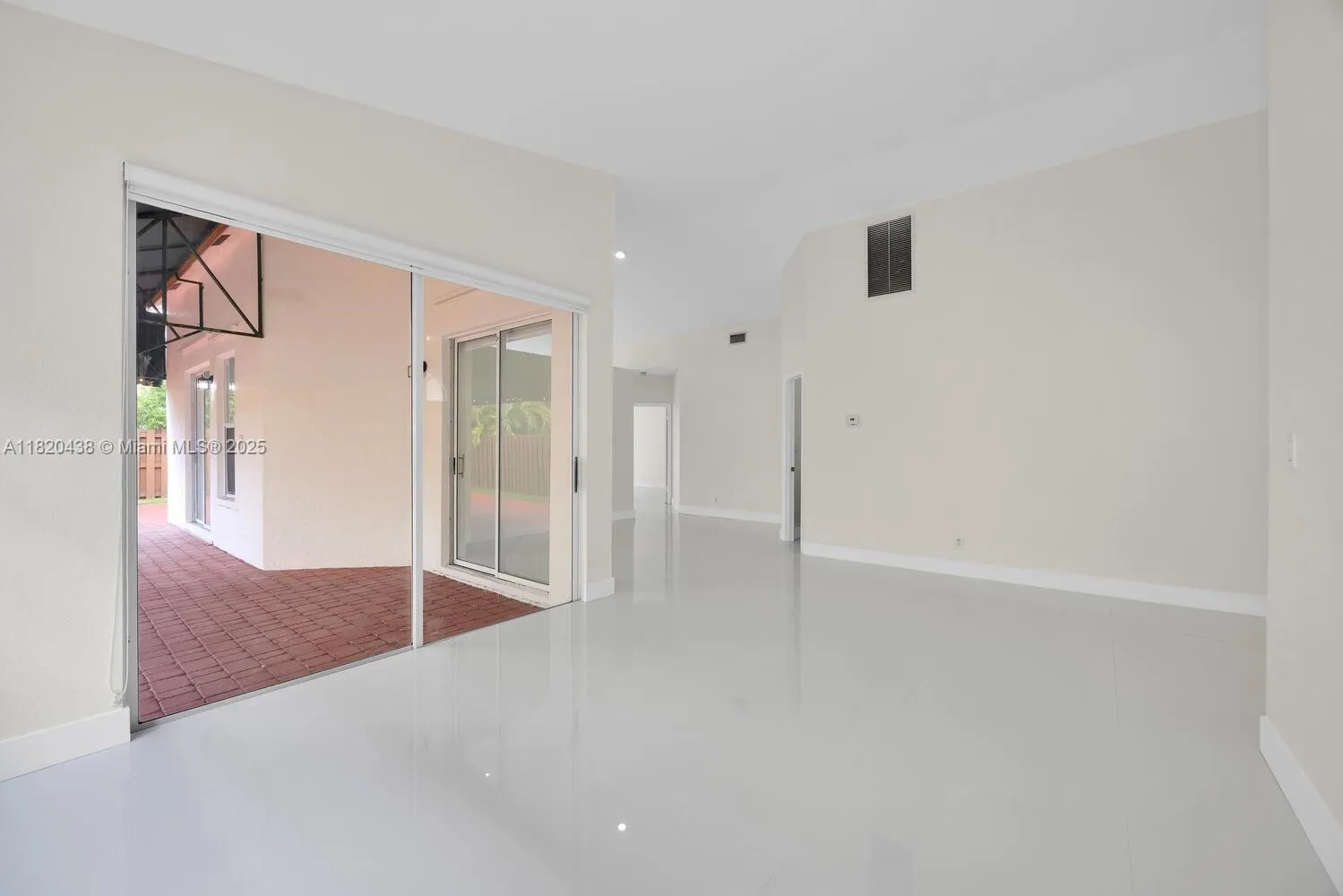 Doral, Florida 33172, United States, 3 Bedrooms Bedrooms, ,2 BathroomsBathrooms,Residential,Pending,157074