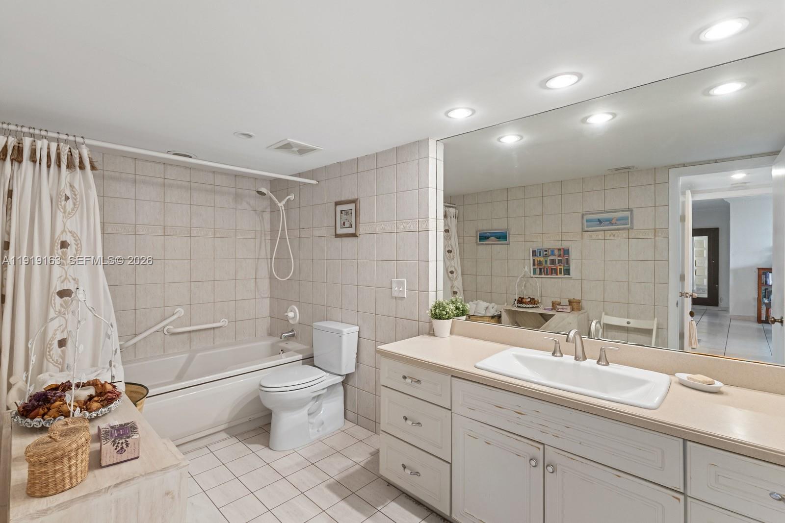 TOWERS OF KEY BISCAYNE CO - Residential