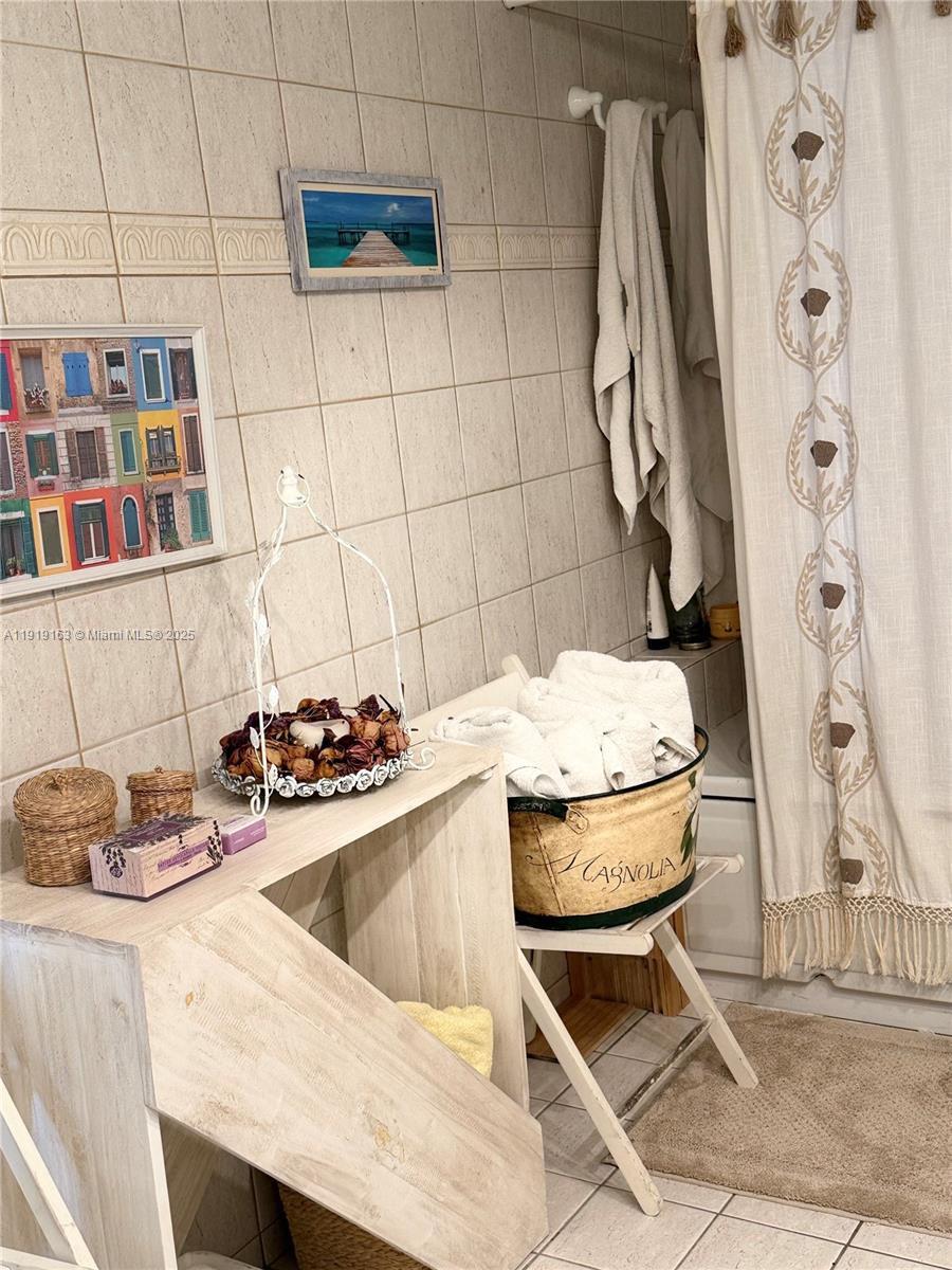 TOWERS OF KEY BISCAYNE CO - Residential